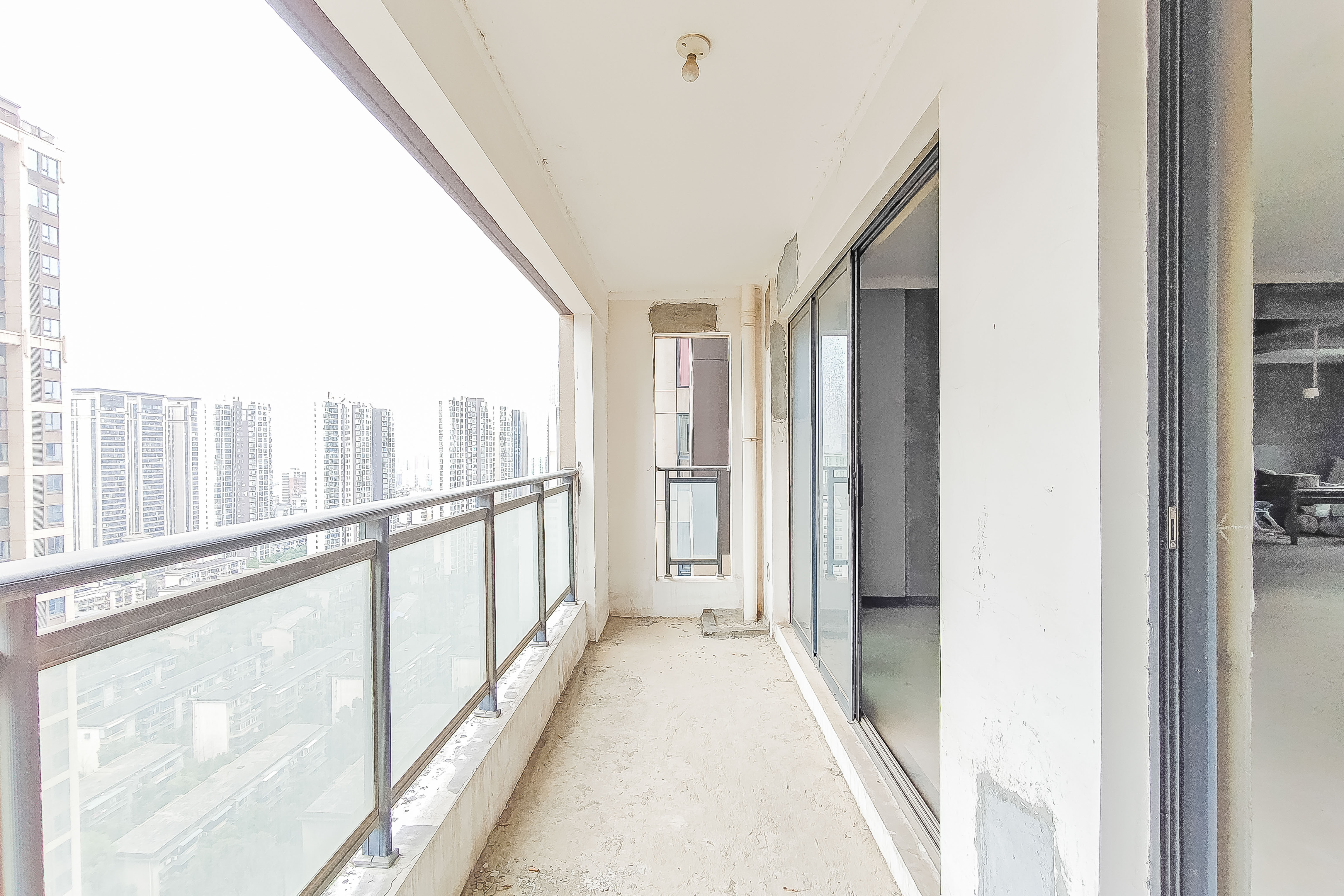 建发中央公园（建发美地）  3室2厅2卫   190.00万阳台