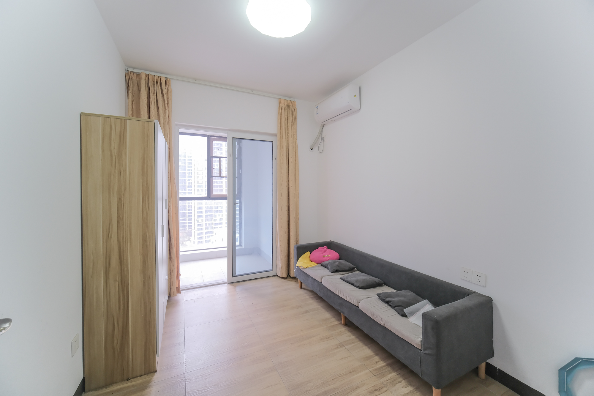 荣盛花语城 3室2厅1卫 70.0万 荣盛花语城 3室2厅1卫 70.0万卧室