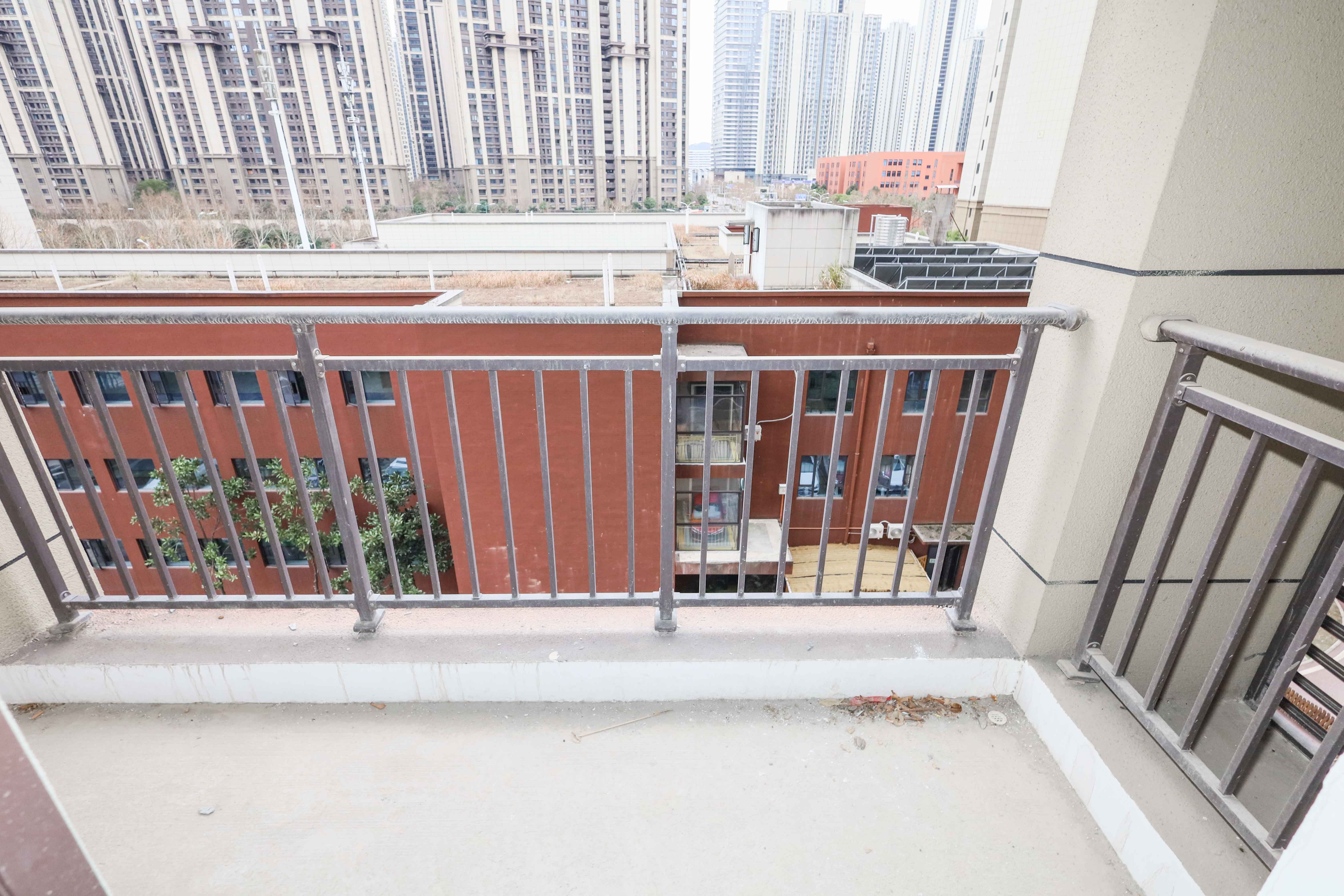 中国铁建梅溪青秀三期  3室2厅2卫    138.0万阳台