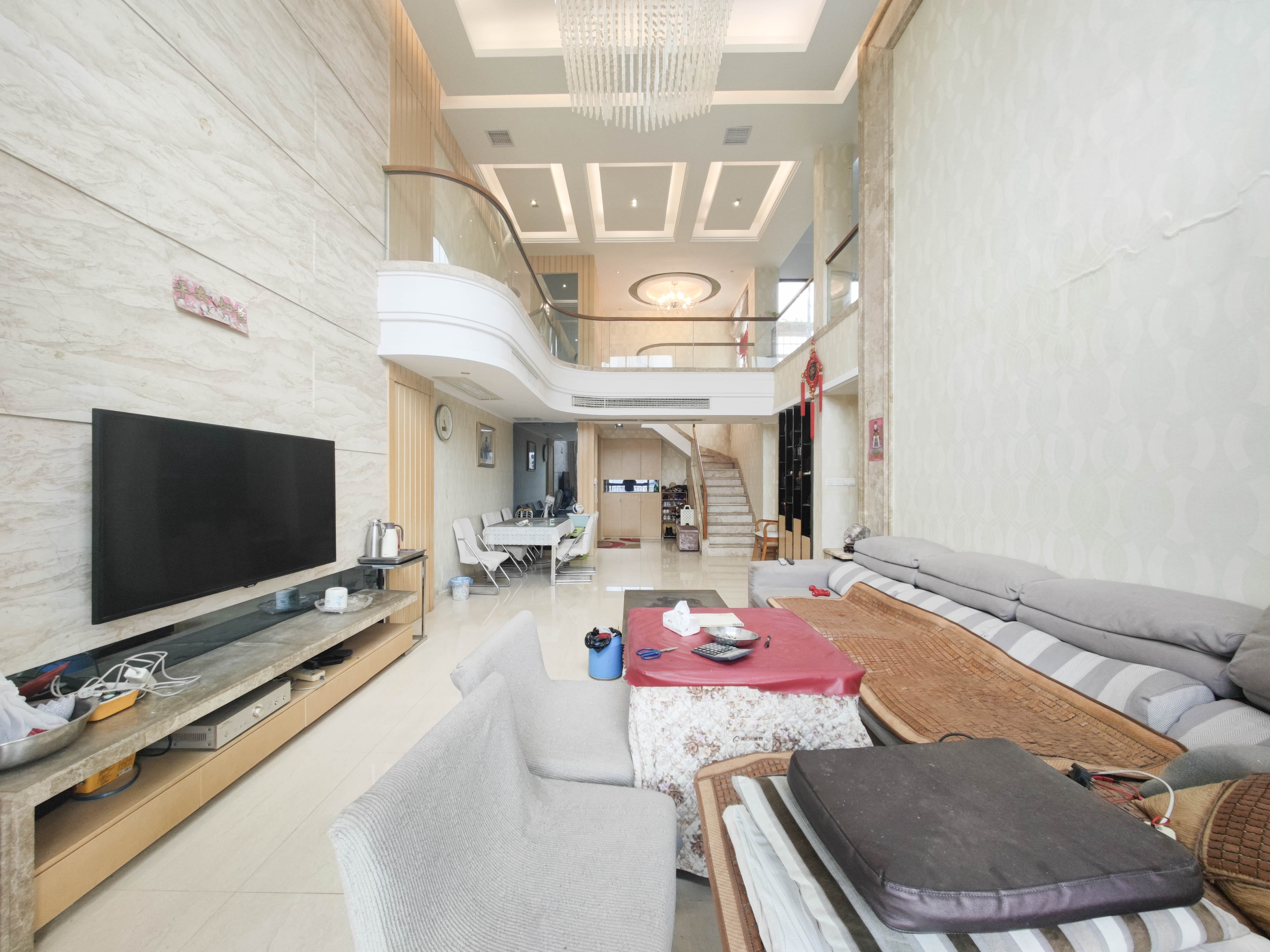 水岸天际(一期、二期) 5室2厅3卫 260.0万 水岸天际(一期、二期) 5室2厅3卫 260.0万客厅