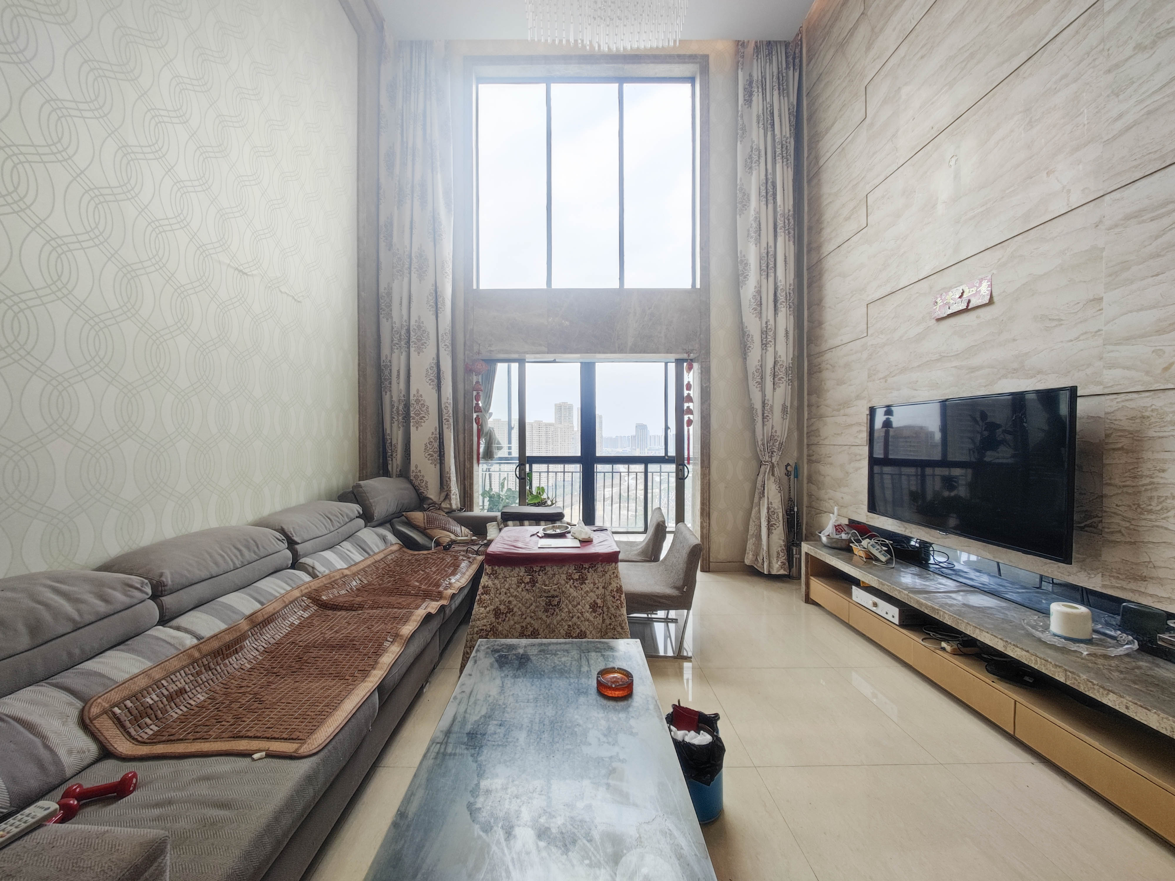 水岸天际(一期、二期) 5室2厅3卫 260.0万 水岸天际(一期、二期) 5室2厅3卫 260.0万客厅