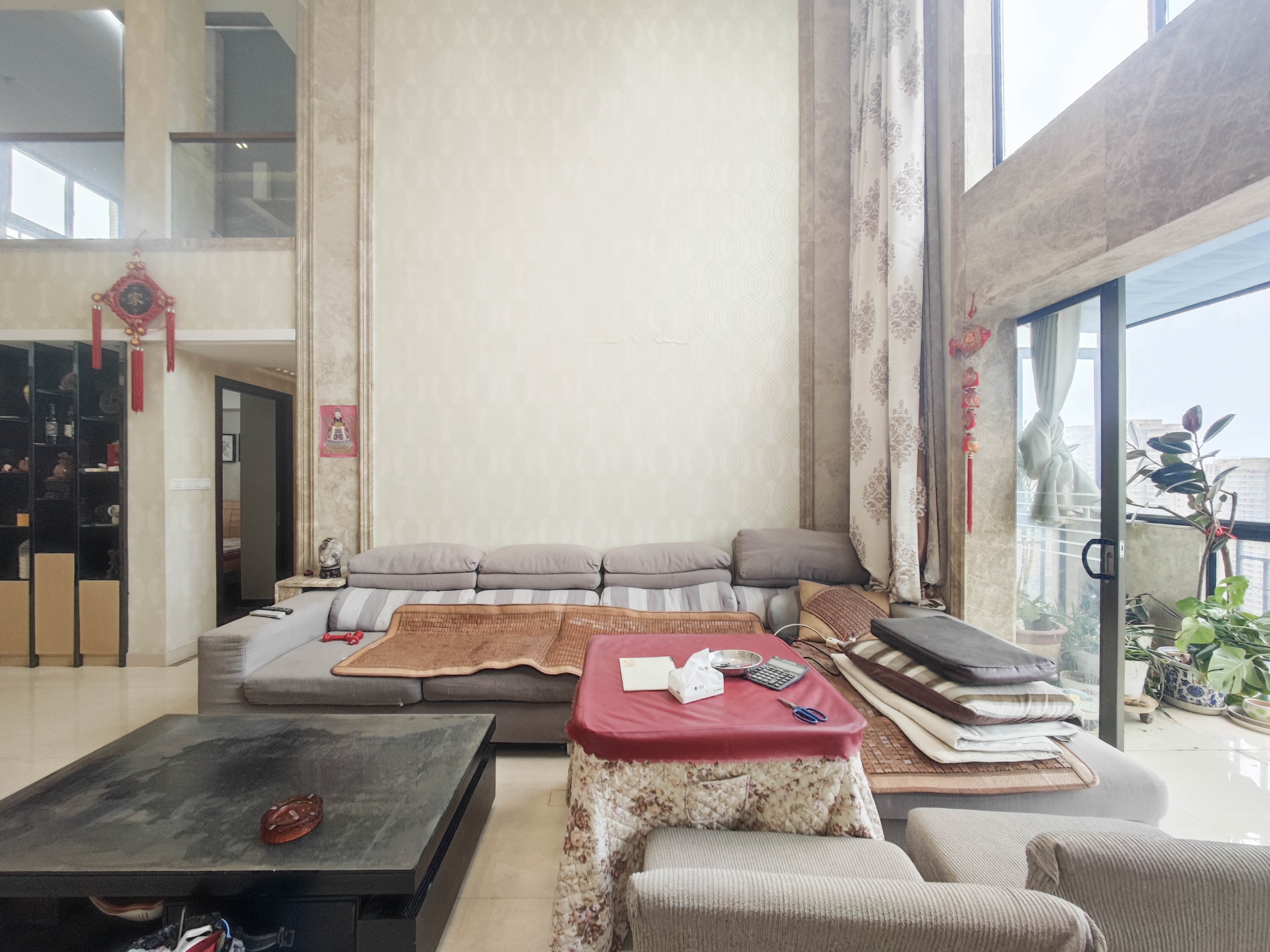 水岸天际(一期、二期) 5室2厅3卫 260.0万 水岸天际(一期、二期) 5室2厅3卫 260.0万客厅