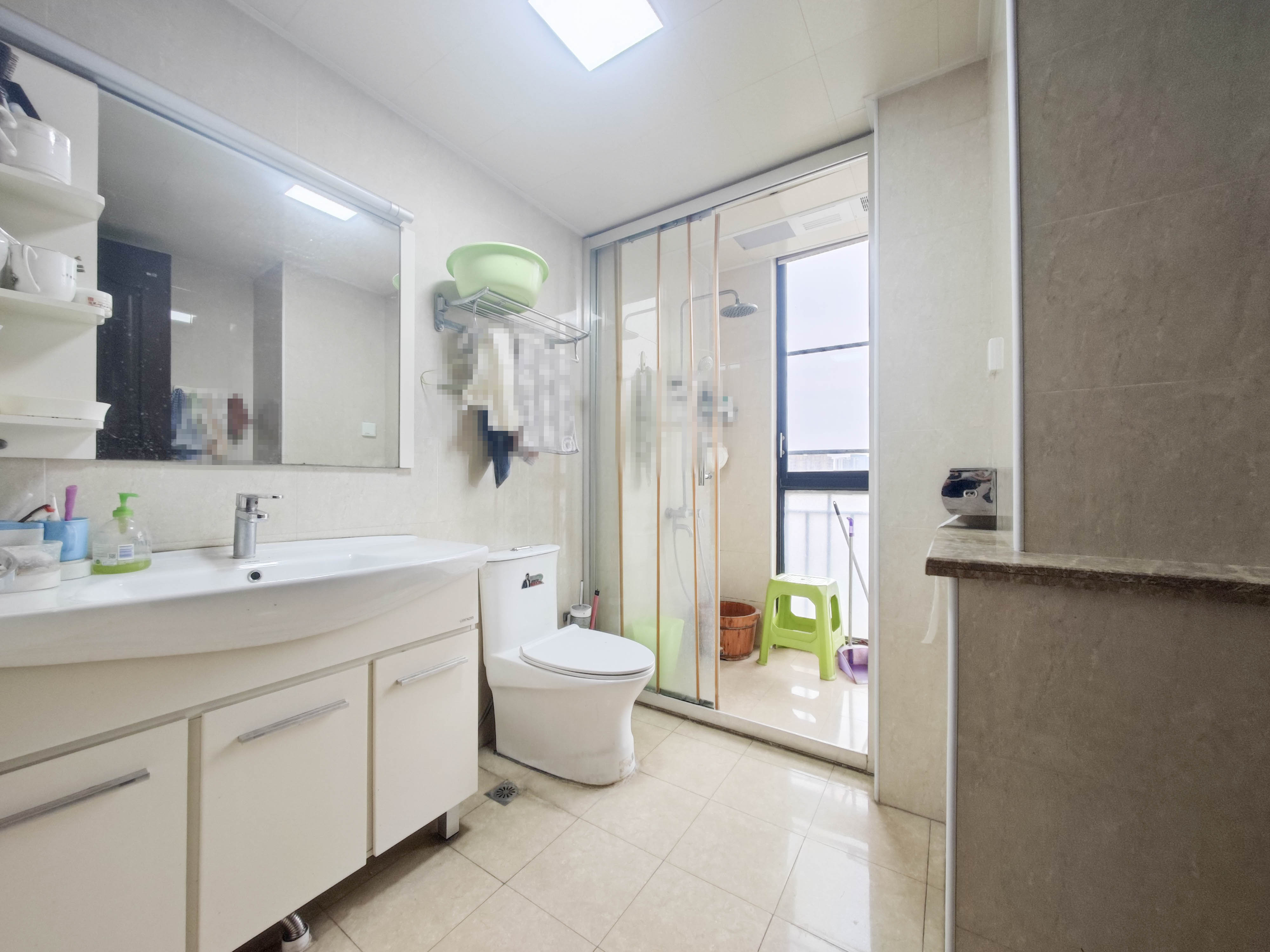 水岸天际(一期、二期) 5室2厅3卫 260.0万 水岸天际(一期、二期) 5室2厅3卫 260.0万卫生间