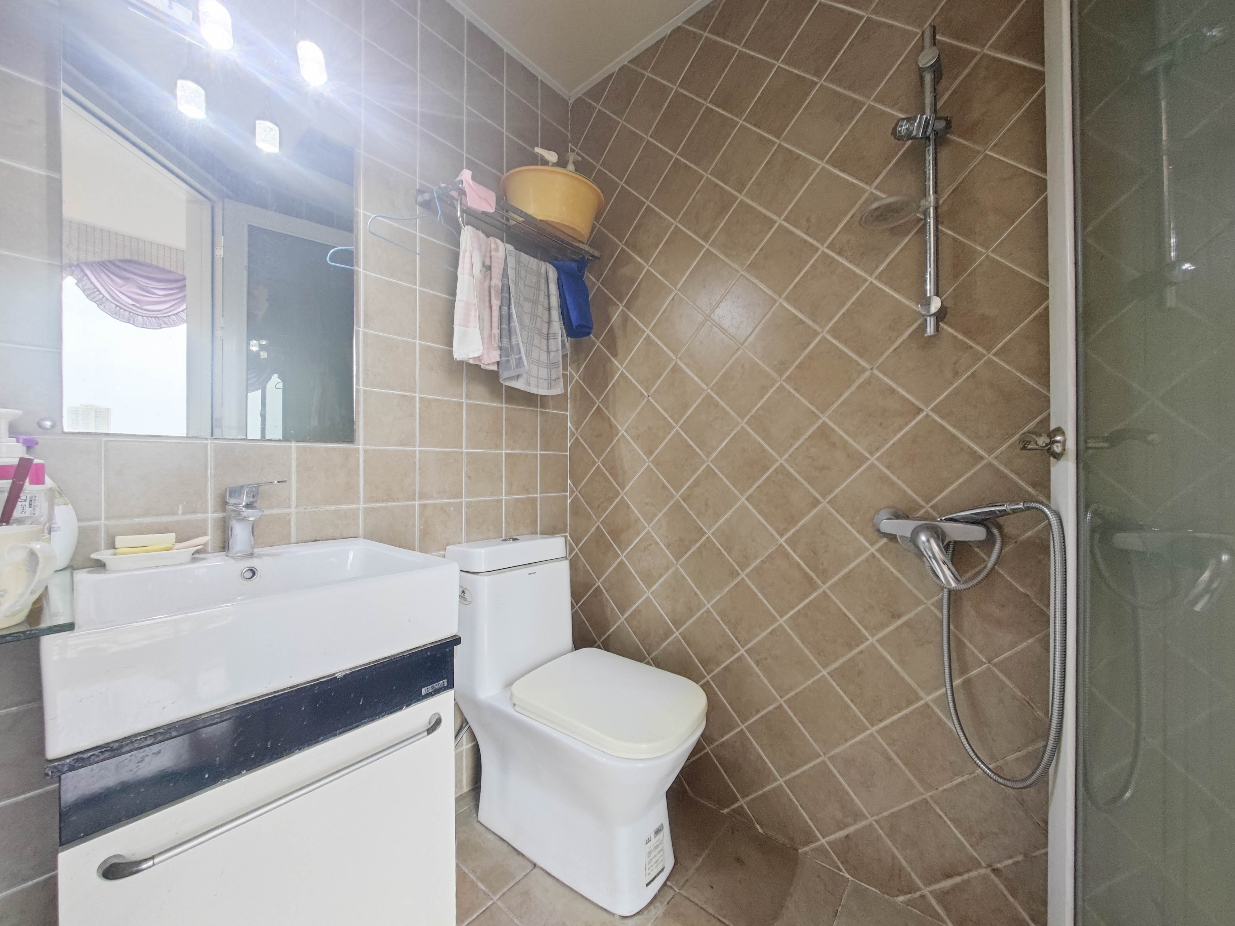 水岸天际(一期、二期) 5室2厅3卫 260.0万 水岸天际(一期、二期) 5室2厅3卫 260.0万卫生间