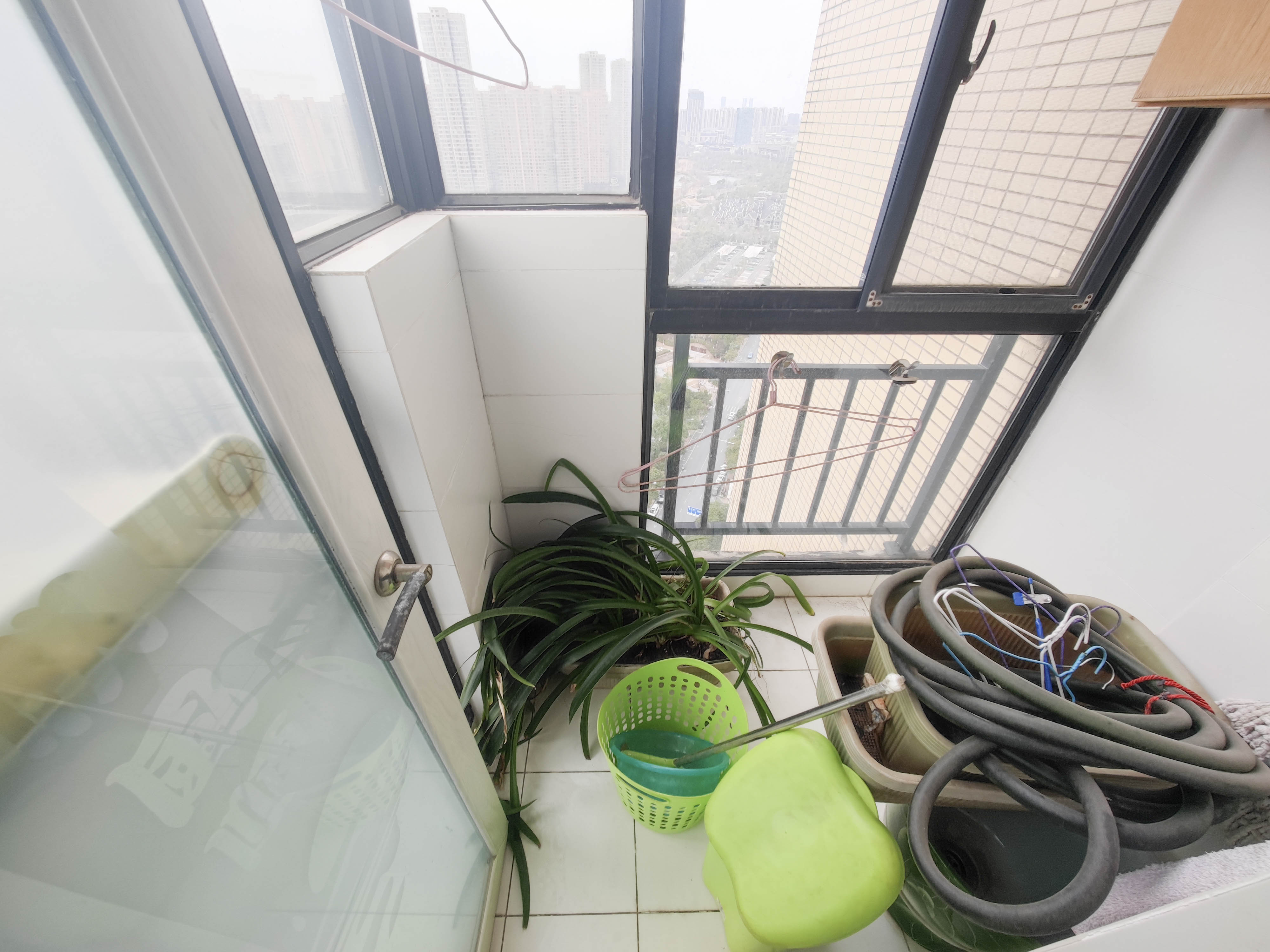 水岸天际(一期、二期) 5室2厅3卫 260.0万 水岸天际(一期、二期) 5室2厅3卫 260.0万卫生间