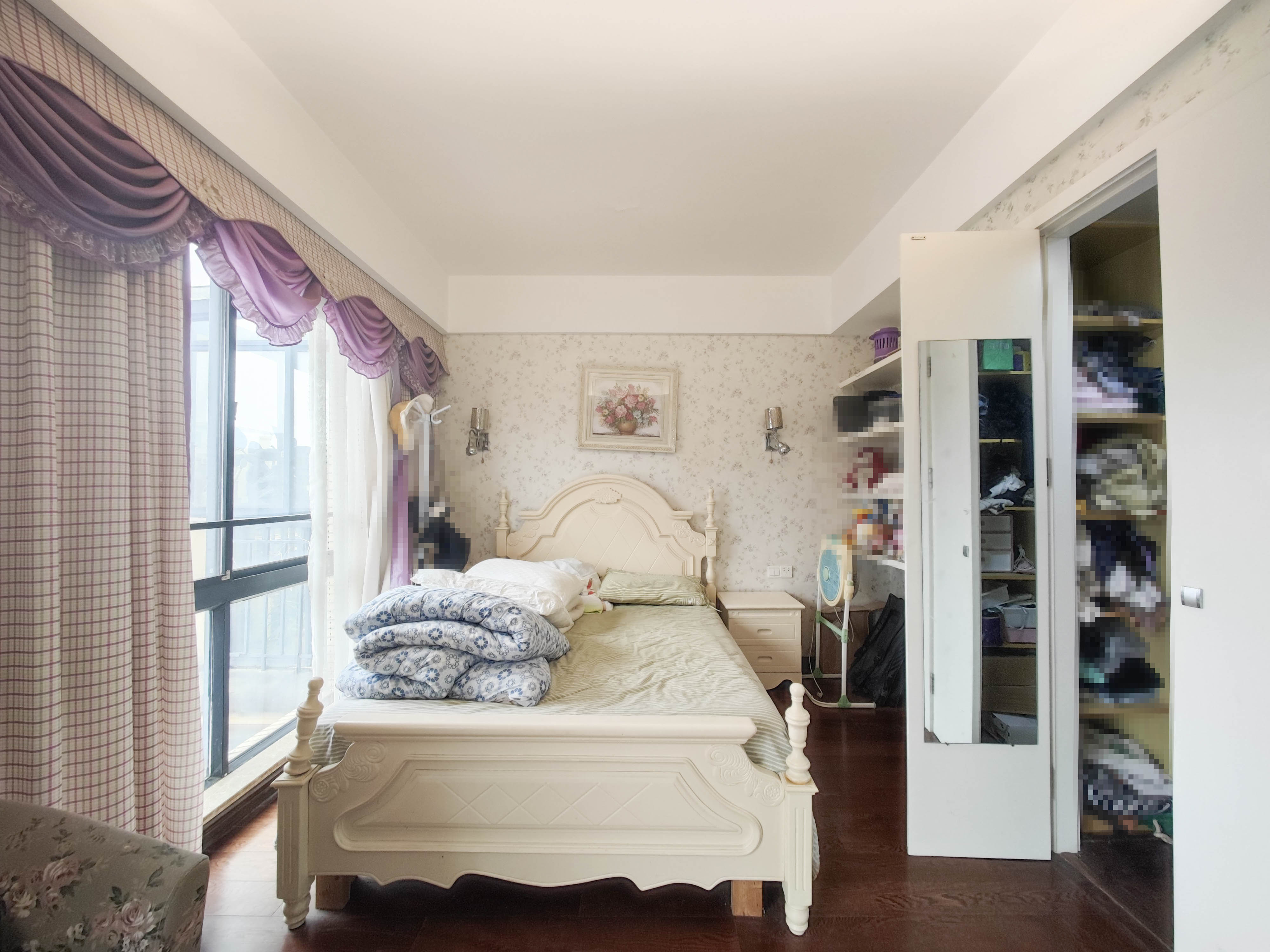 水岸天际(一期、二期) 5室2厅3卫 260.0万 水岸天际(一期、二期) 5室2厅3卫 260.0万卧室