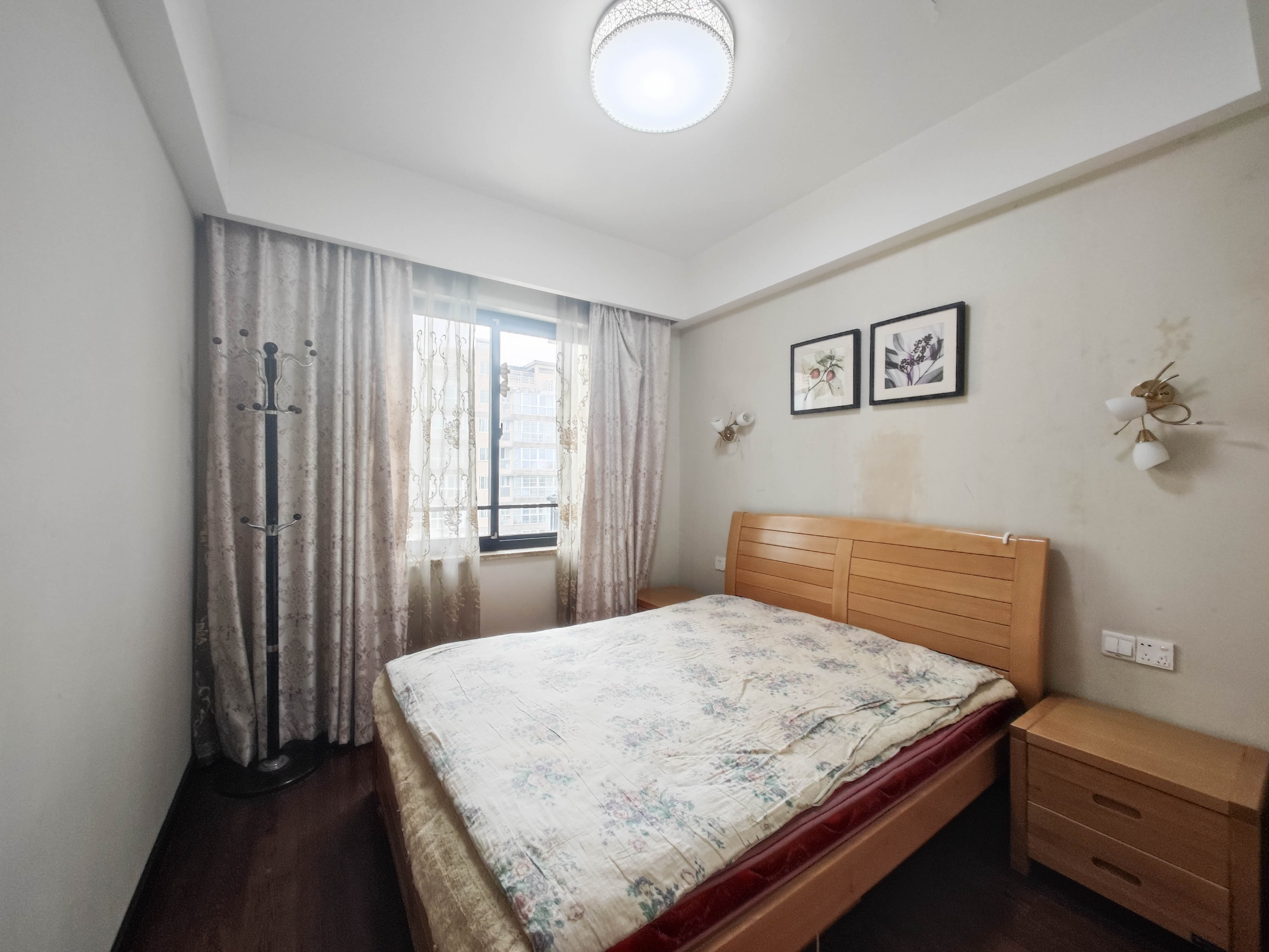 水岸天际(一期、二期) 5室2厅3卫 260.0万 水岸天际(一期、二期) 5室2厅3卫 260.0万卧室