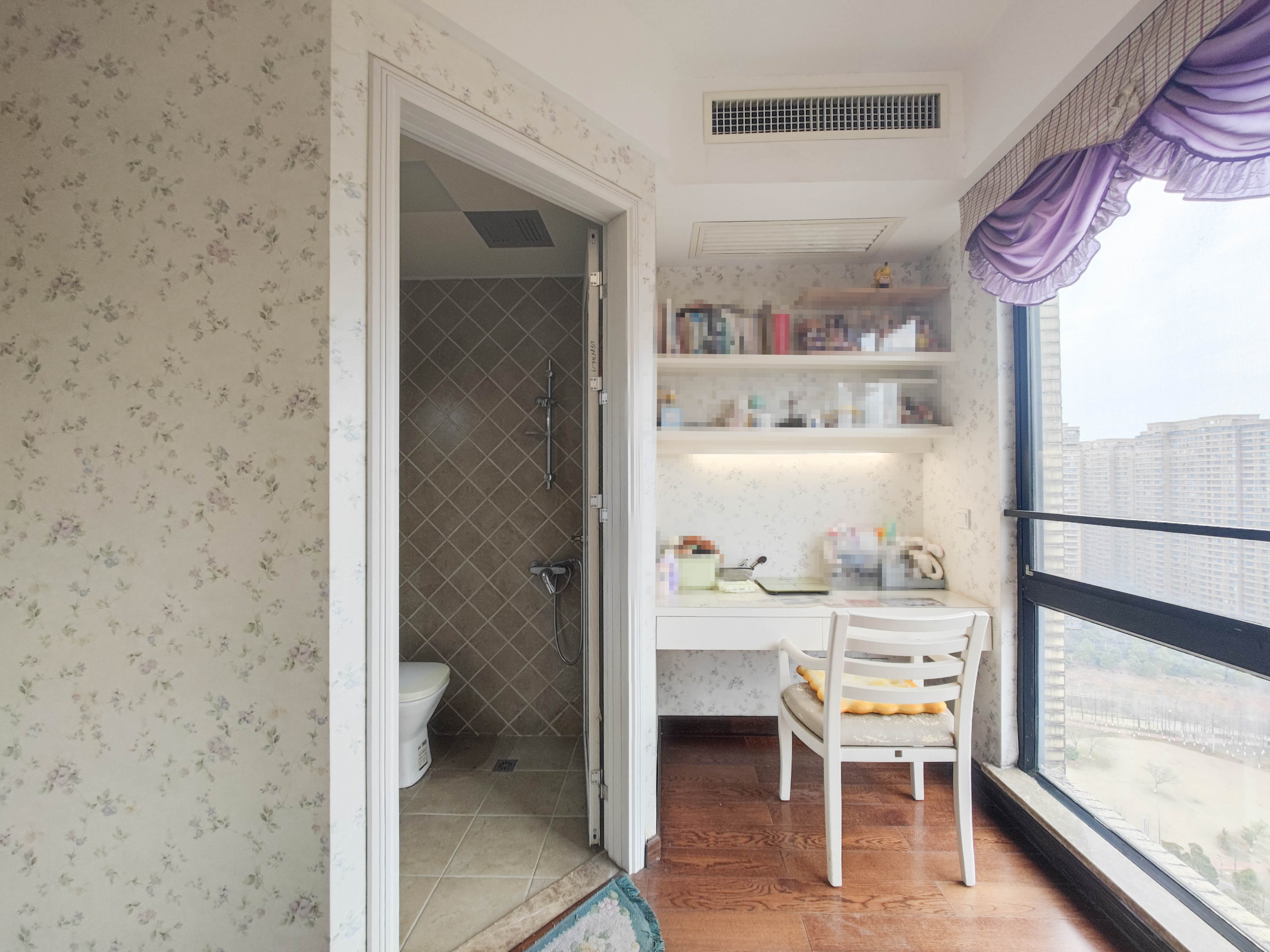 水岸天际(一期、二期) 5室2厅3卫 260.0万 水岸天际(一期、二期) 5室2厅3卫 260.0万阳台