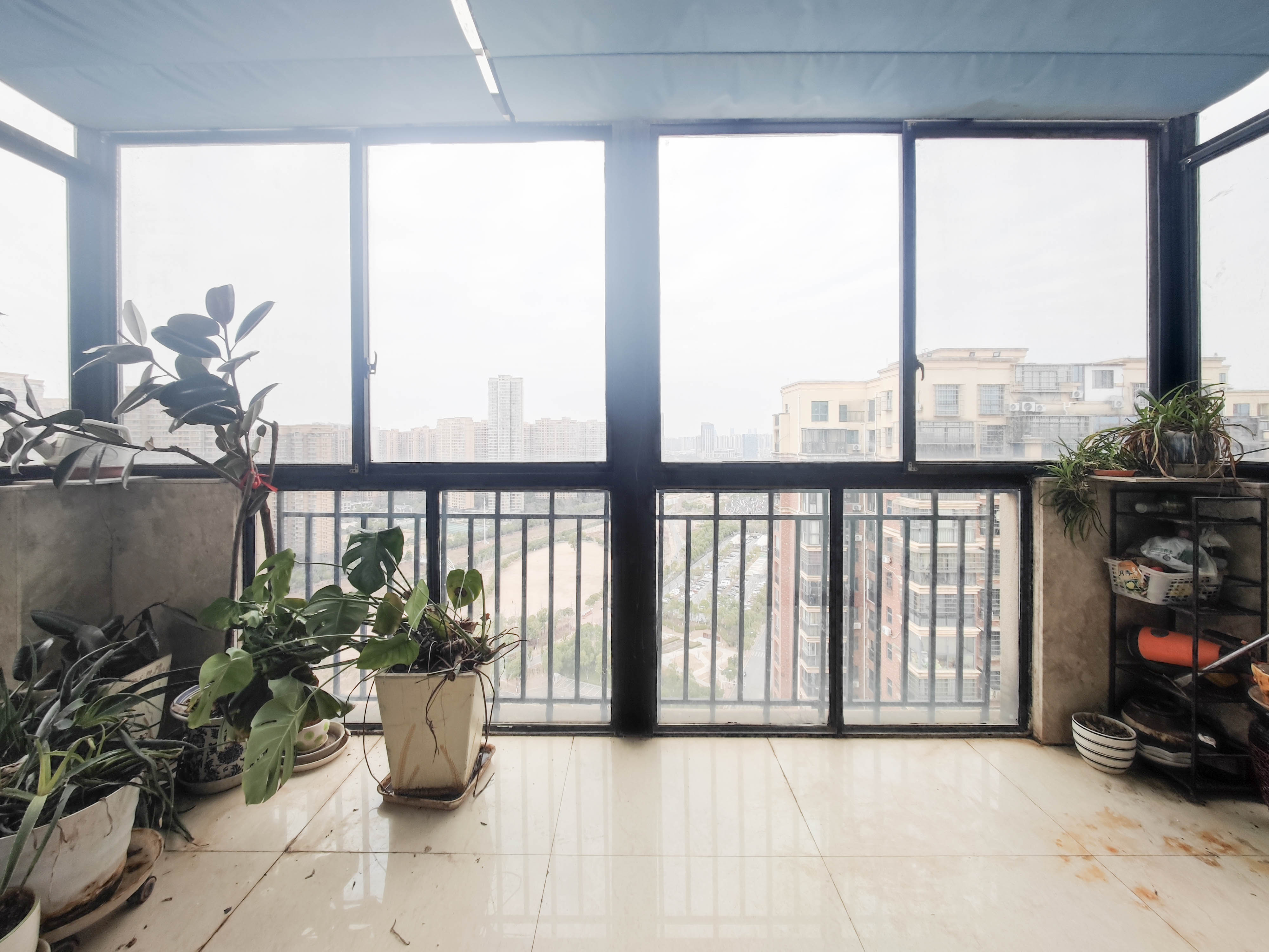 水岸天际(一期、二期) 5室2厅3卫 260.0万 水岸天际(一期、二期) 5室2厅3卫 260.0万阳台