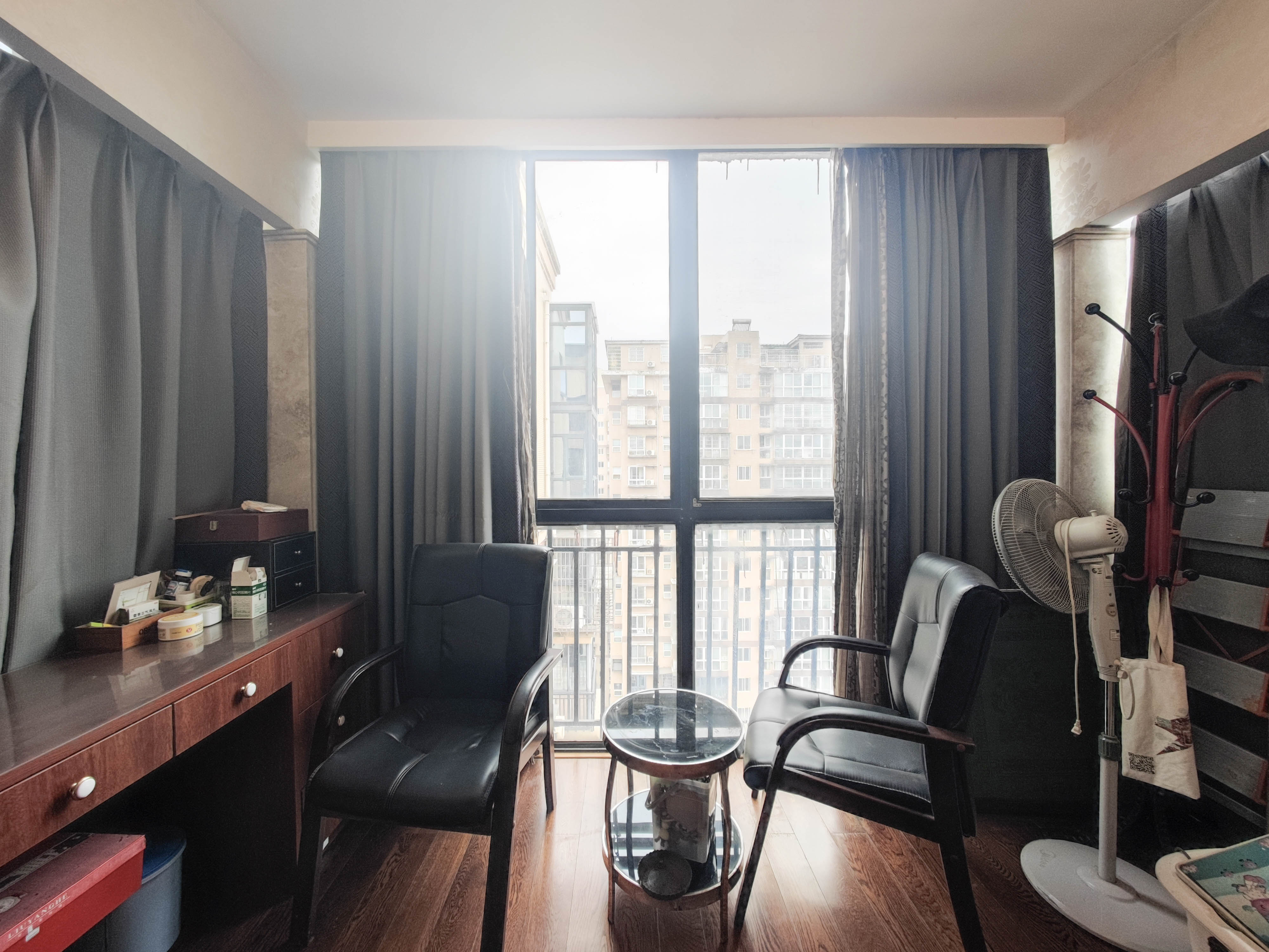 水岸天际(一期、二期) 5室2厅3卫 260.0万 水岸天际(一期、二期) 5室2厅3卫 260.0万阳台