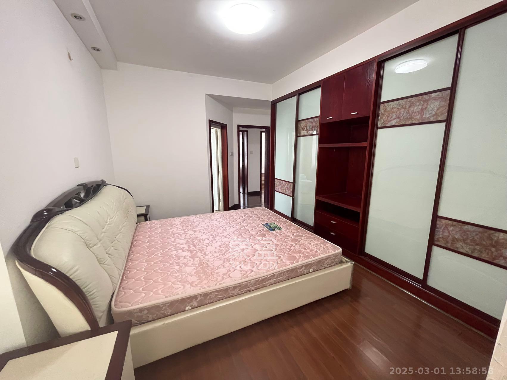 嘉盛华庭(一期、二期、三期) 4室2厅1卫 3300.0元/月 嘉盛华庭(一期、二期、三期) 4室2厅1卫 3300.0元/月室内图