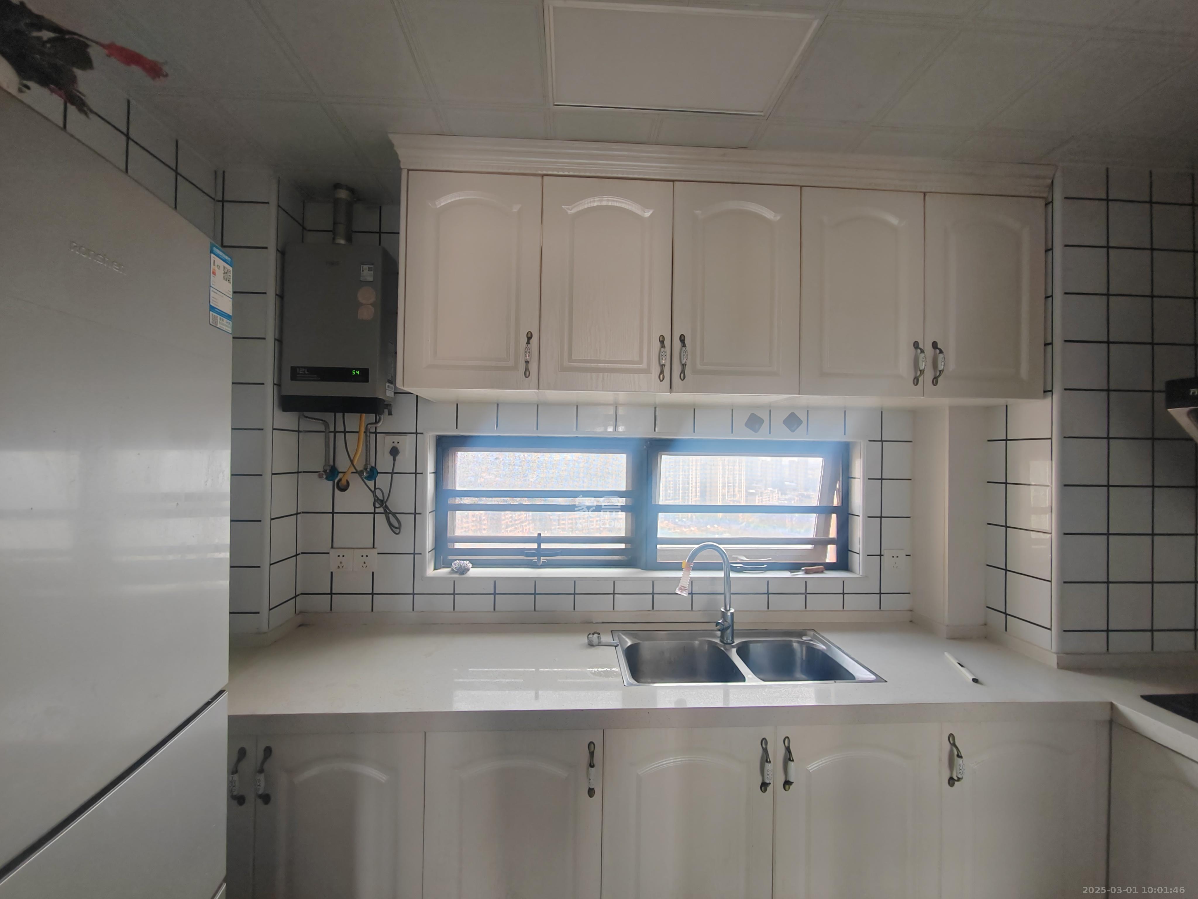 保利城(中航城国际社区、郡原美村) 3室2厅2卫 2500.0元/月 保利城(中航城国际社区、郡原美村) 3室2厅2卫 2500.0元/月室内图