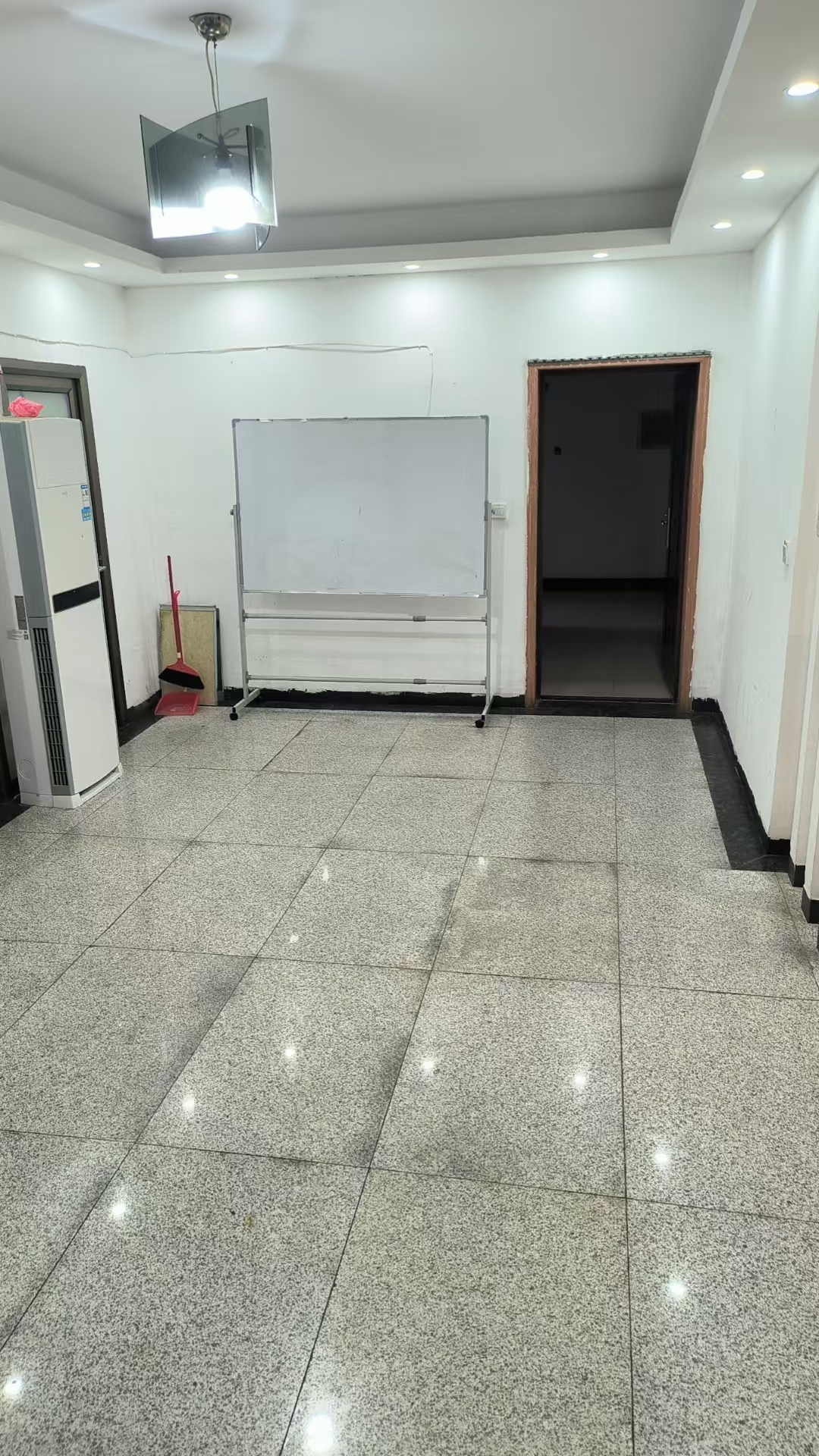 粮运大厦 4室1厅1卫 2200.0元/月 粮运大厦 4室1厅1卫 2200.0元/月室内图