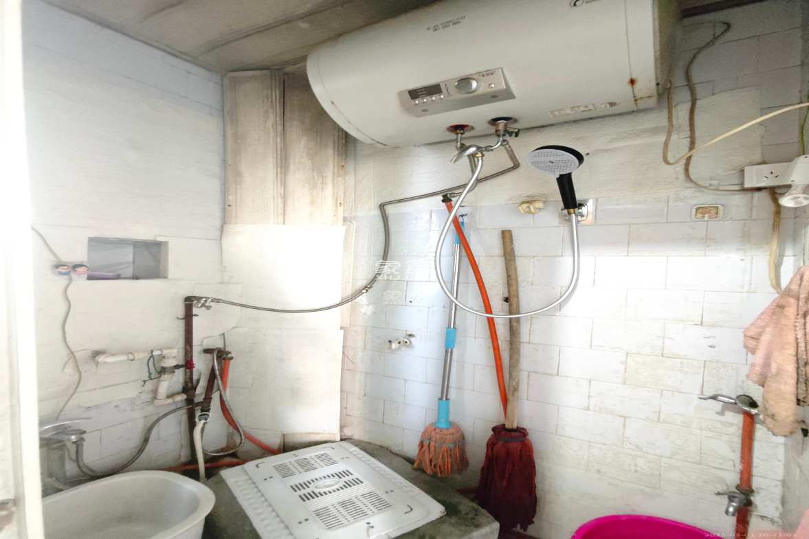 建湘新村  1室1厅1卫    1200.0元/月 建湘新村  1室1厅1卫    1200.0元/月室内图