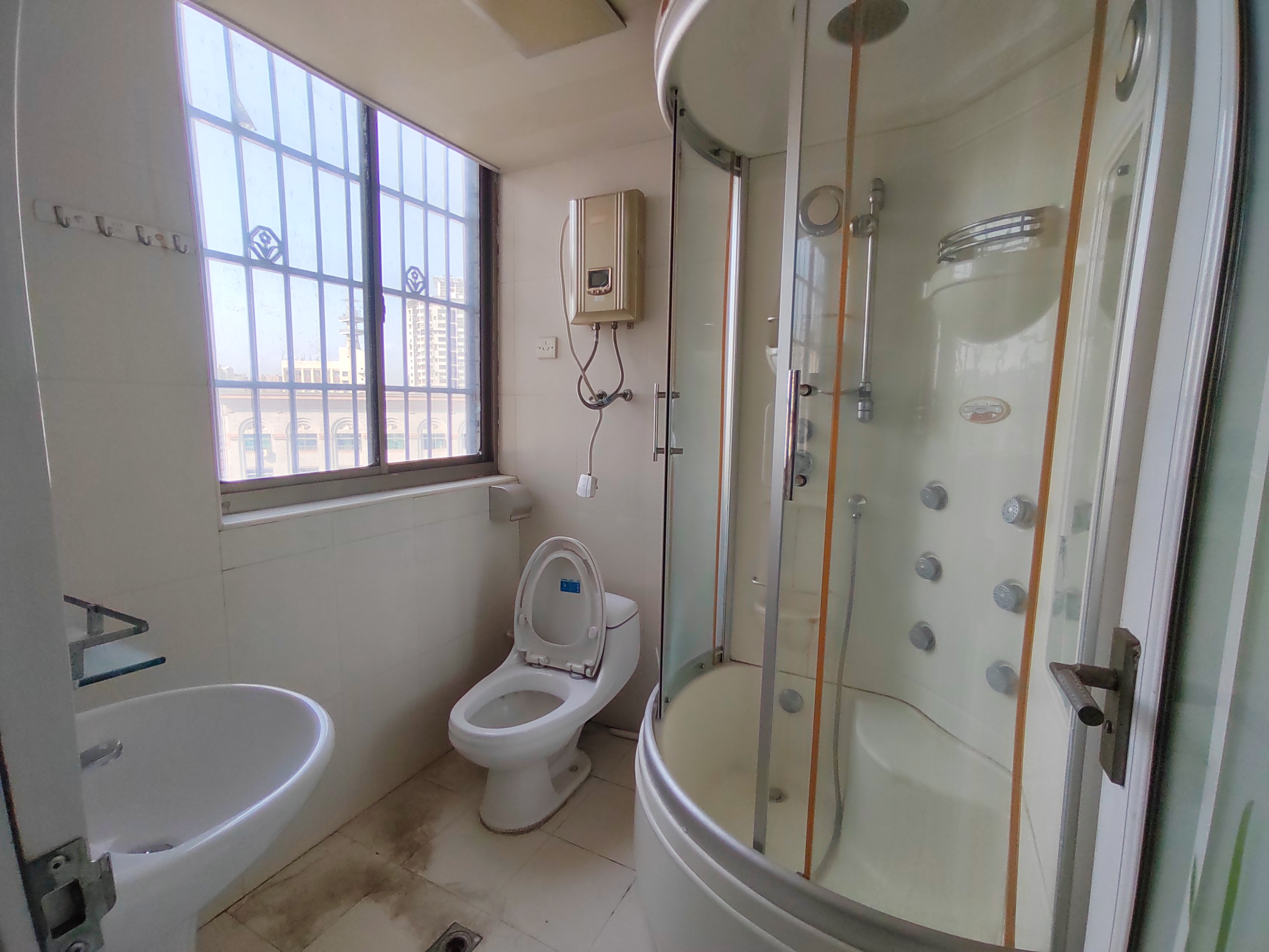 四海大厦 2室2厅2卫 1700.0元/月 四海大厦 2室2厅2卫 1700.0元/月室内图