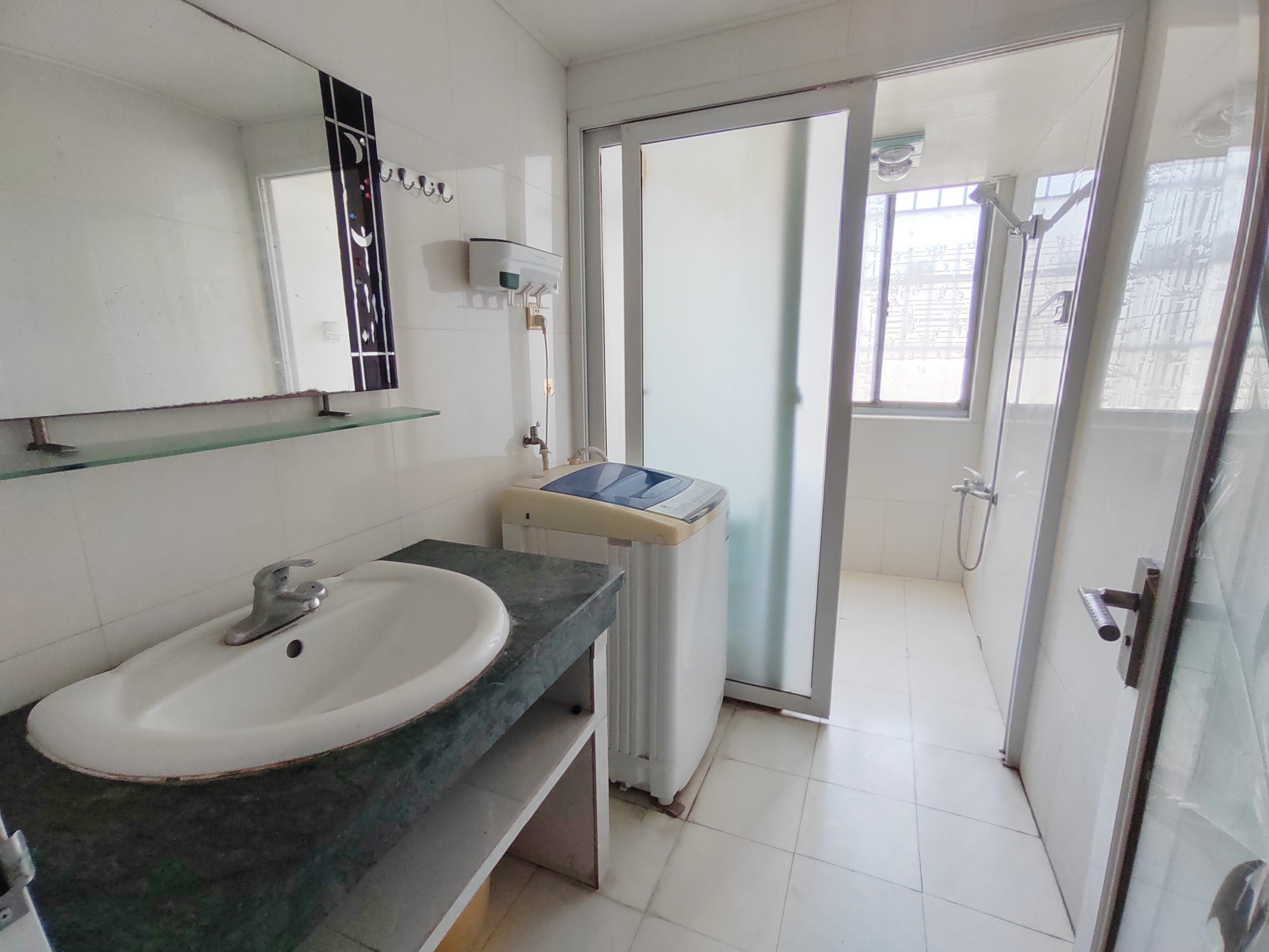 四海大厦 2室2厅2卫 1700.0元/月 四海大厦 2室2厅2卫 1700.0元/月室内图