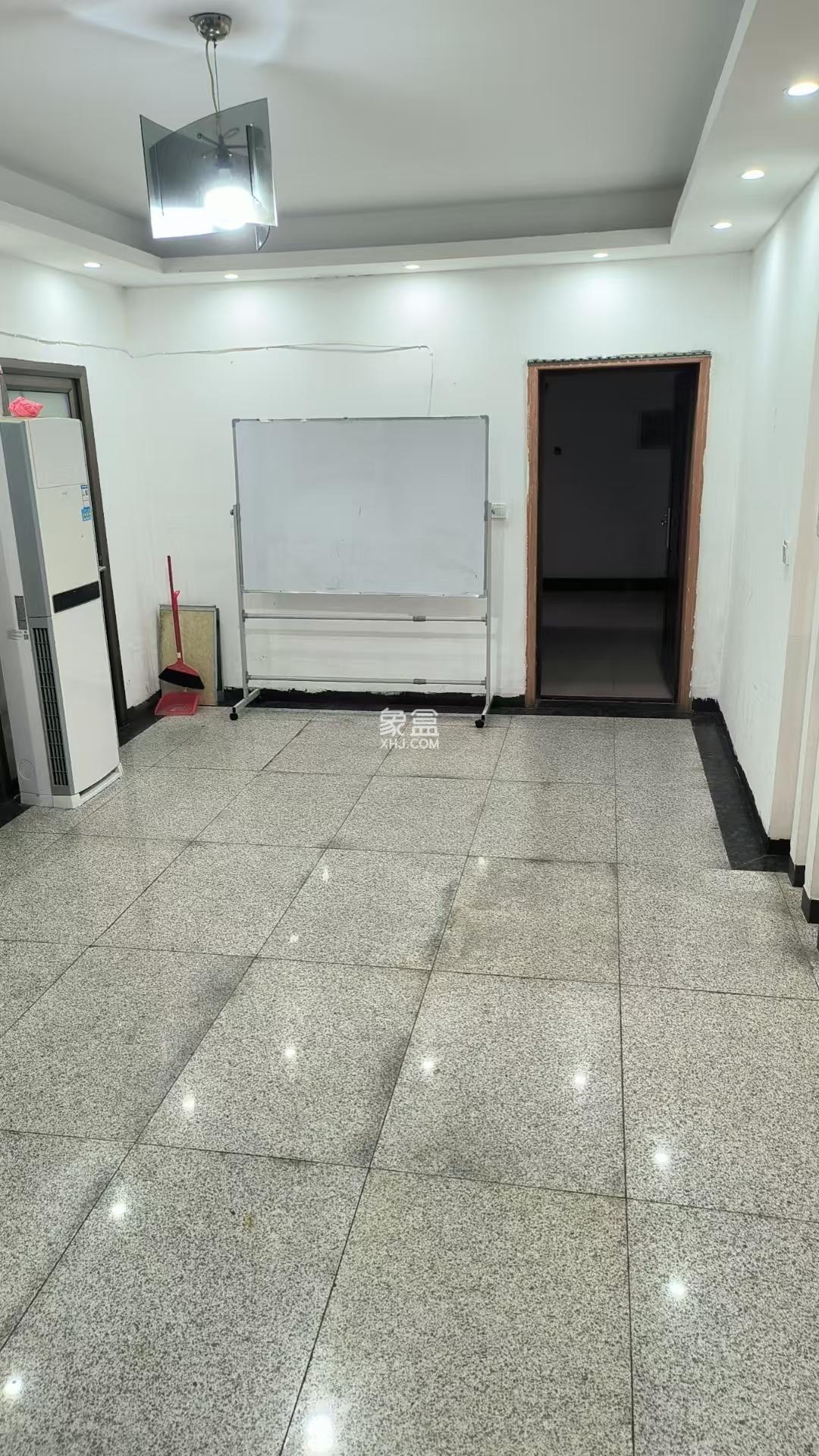 粮运大厦 4室1厅1卫 2200.0元/月 粮运大厦 4室1厅1卫 2200.0元/月室内图