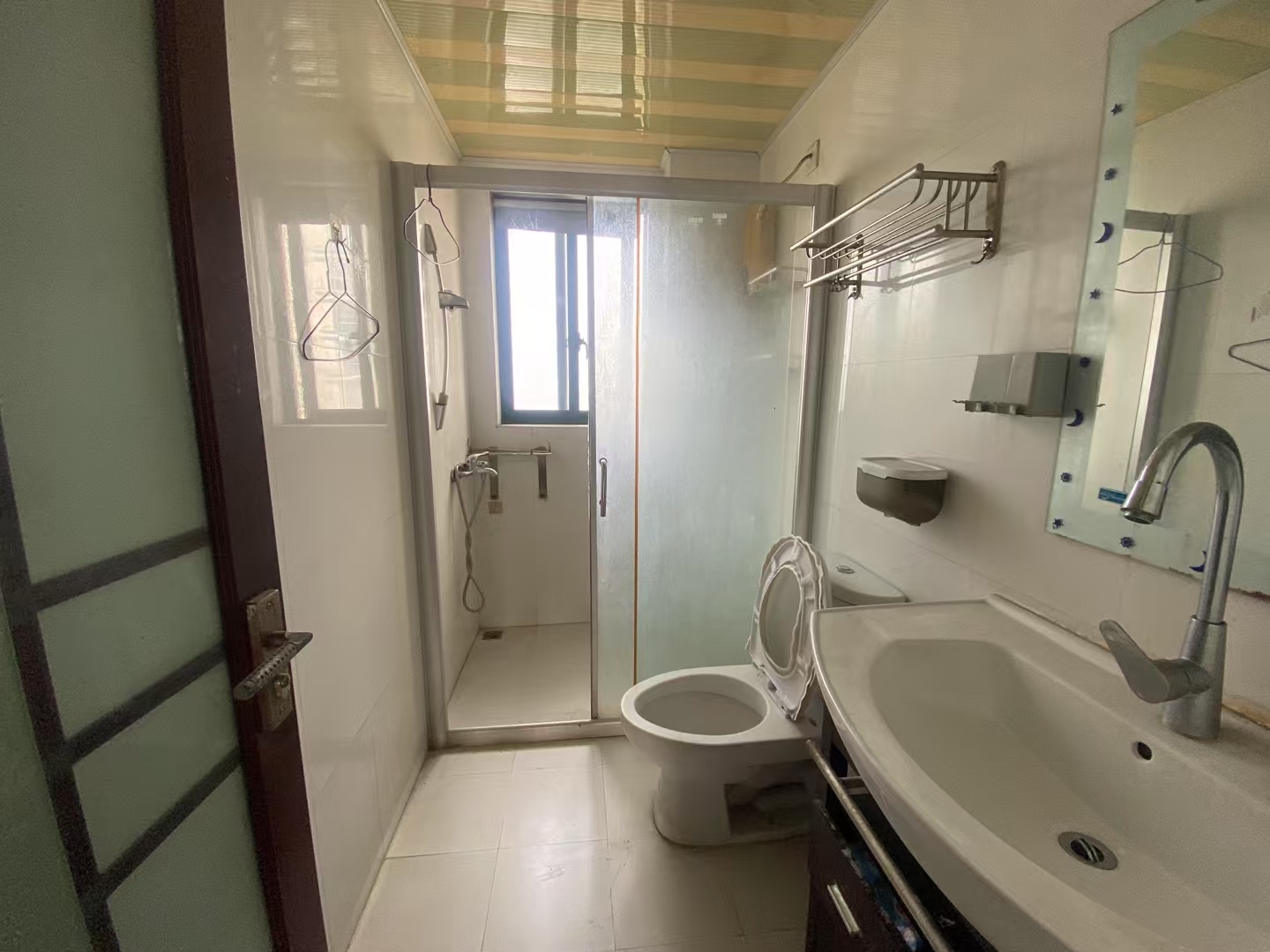 海顿大厦 1室2厅1卫 75.0万 海顿大厦 1室2厅1卫 75.0万客厅