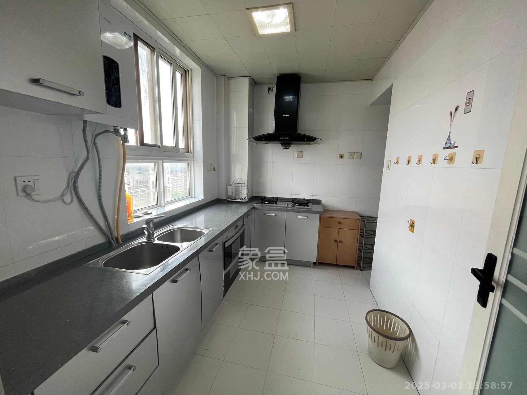 嘉盛华庭(一期、二期、三期) 4室2厅1卫 3300.0元/月 嘉盛华庭(一期、二期、三期) 4室2厅1卫 3300.0元/月室内图