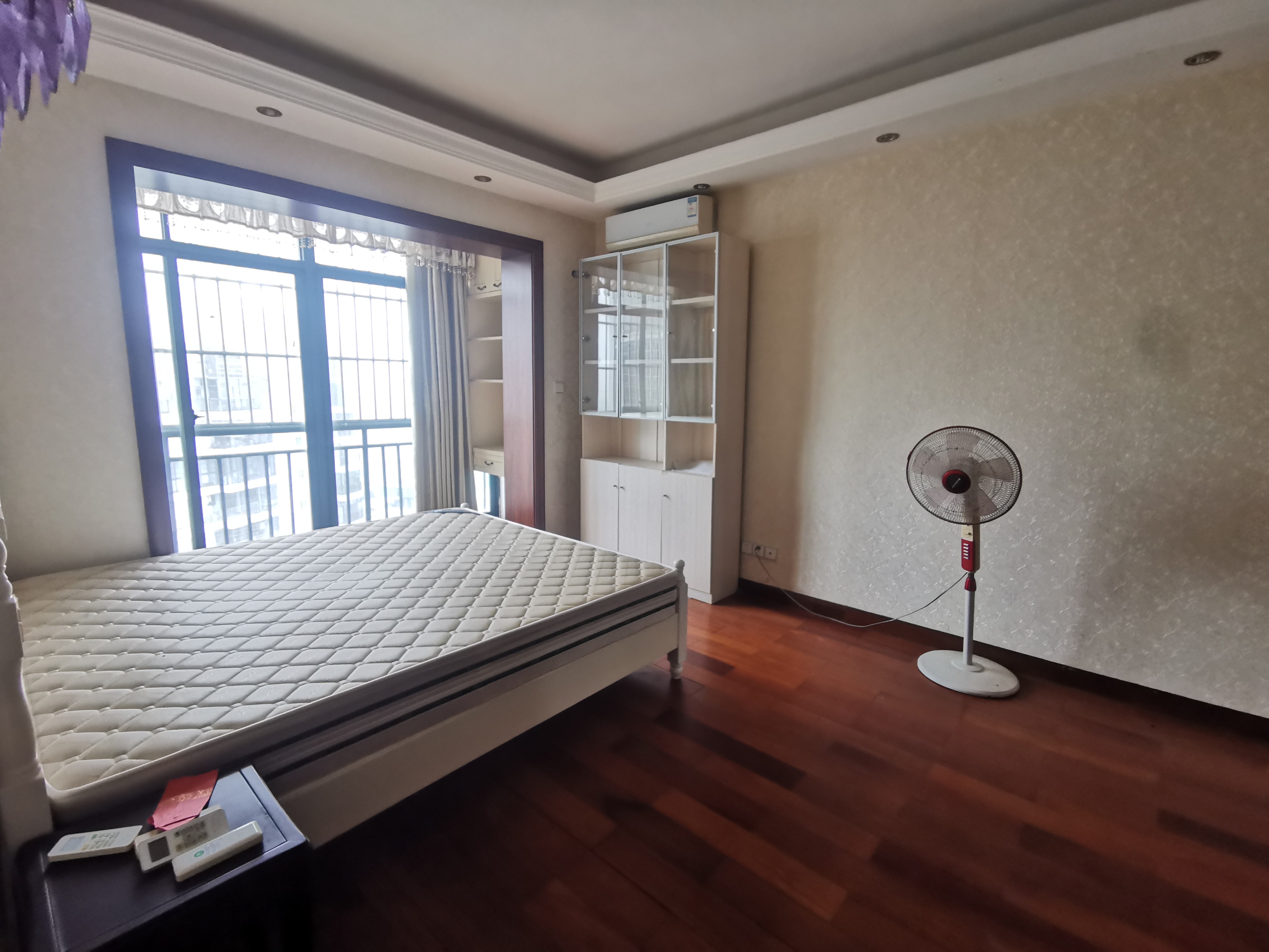 金城一品 5室2厅3卫 265.0万 金城一品 5室2厅3卫 265.0万客厅