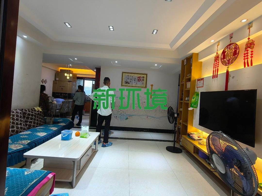 月亮湾三期  4室2厅2卫   80.00万客厅