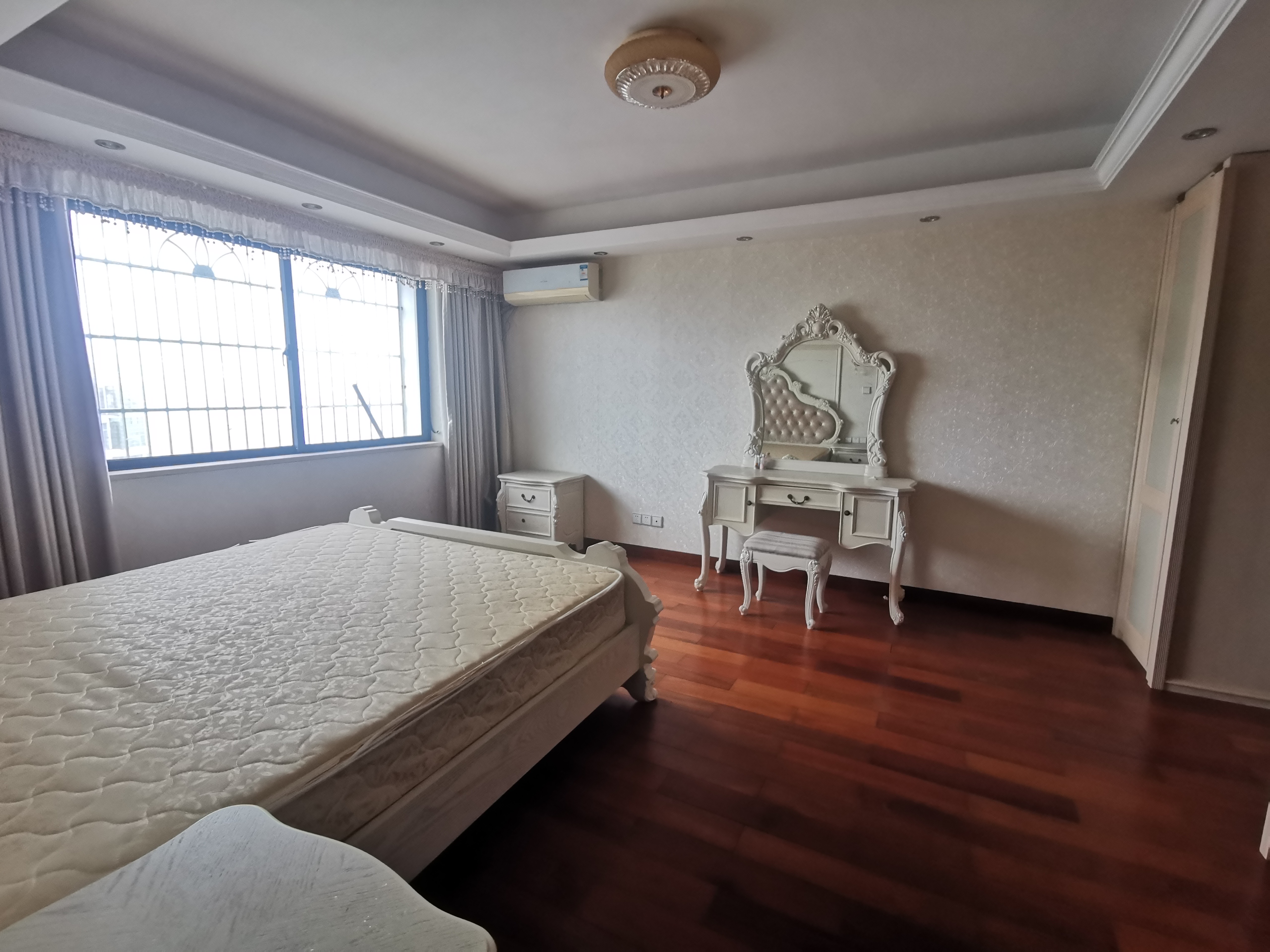 金城一品 5室2厅3卫 265.0万 金城一品 5室2厅3卫 265.0万客厅