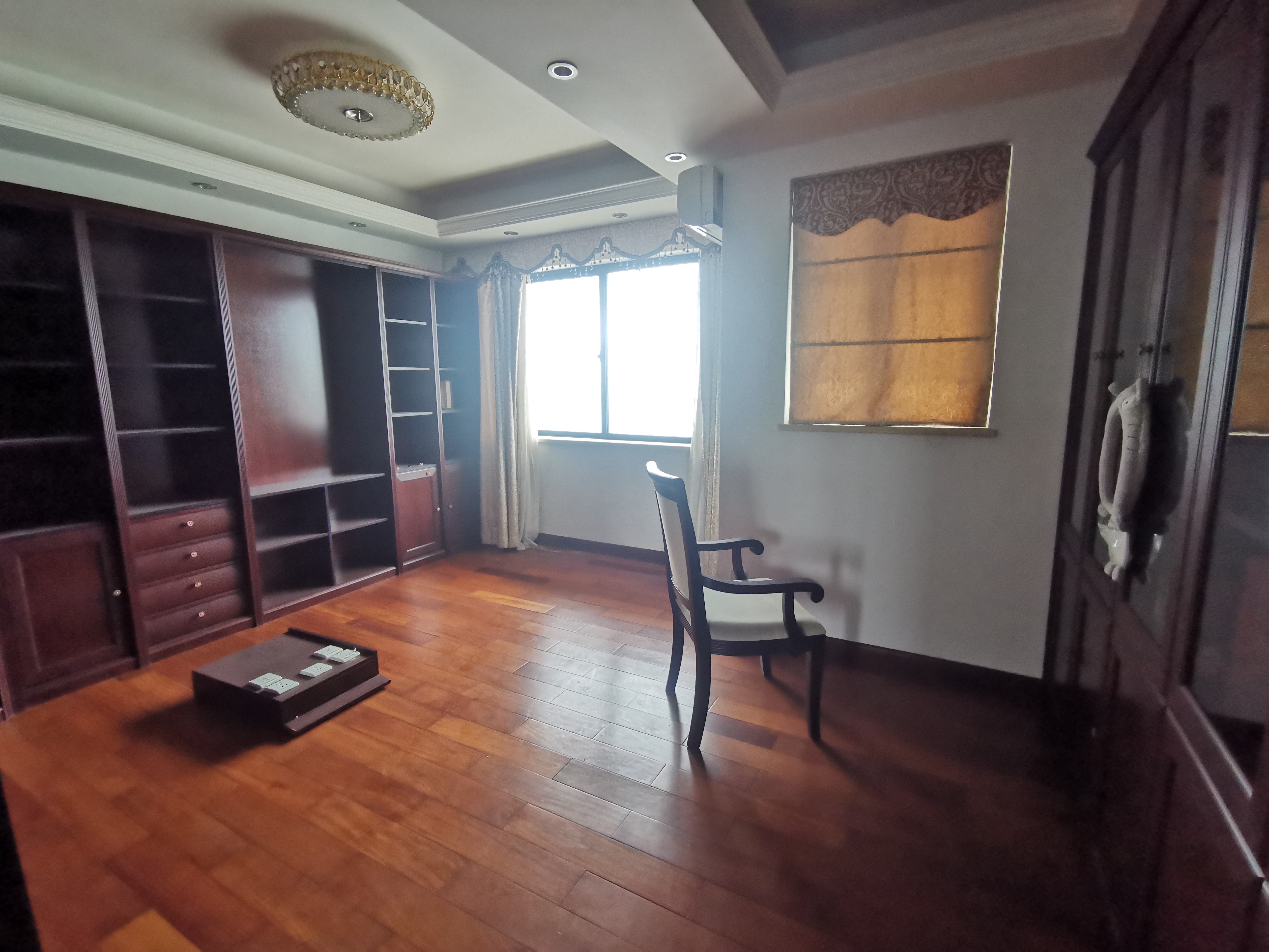 金城一品 5室2厅3卫 265.0万 金城一品 5室2厅3卫 265.0万客厅