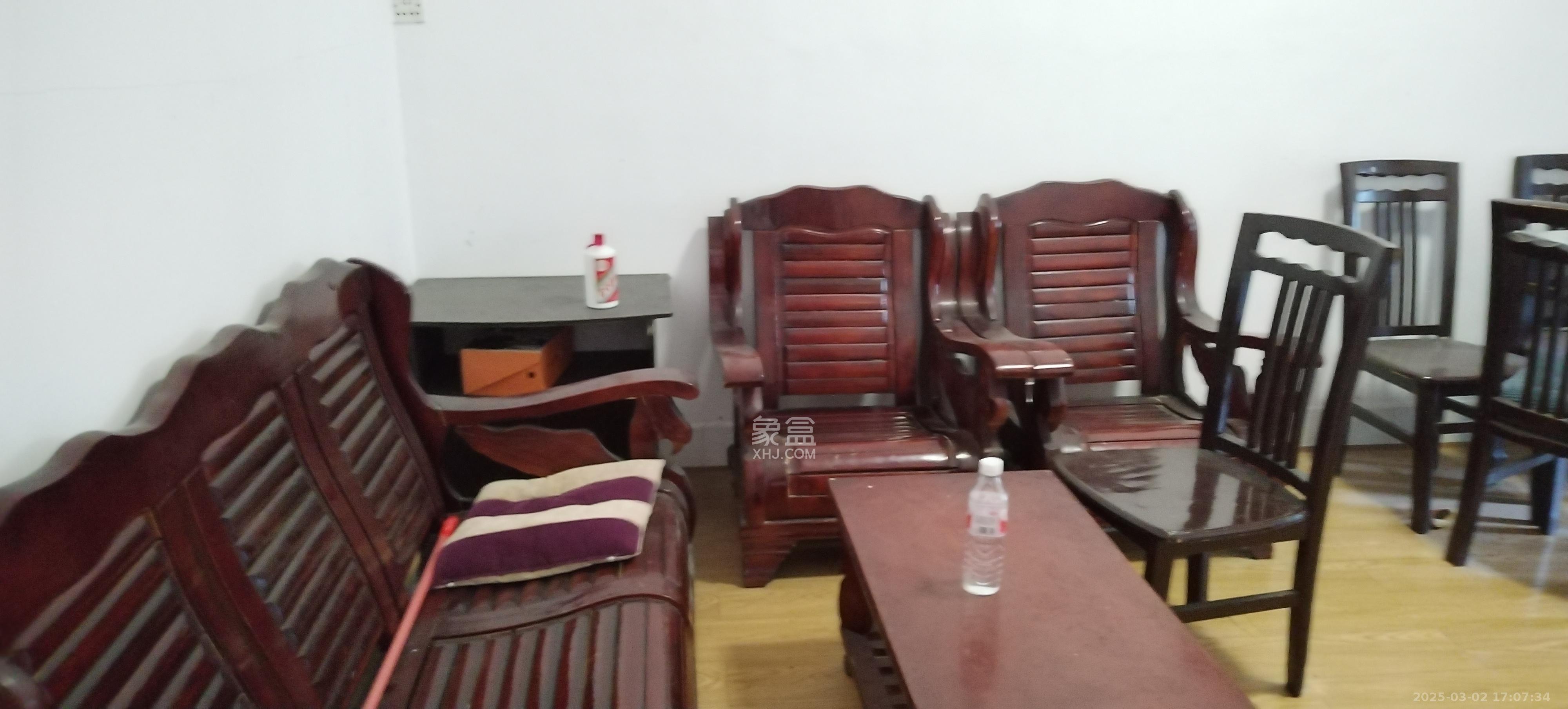 女子监狱单位宿舍  2室1厅1卫    1250.0元/月 女子监狱单位宿舍  2室1厅1卫    1250.0元/月