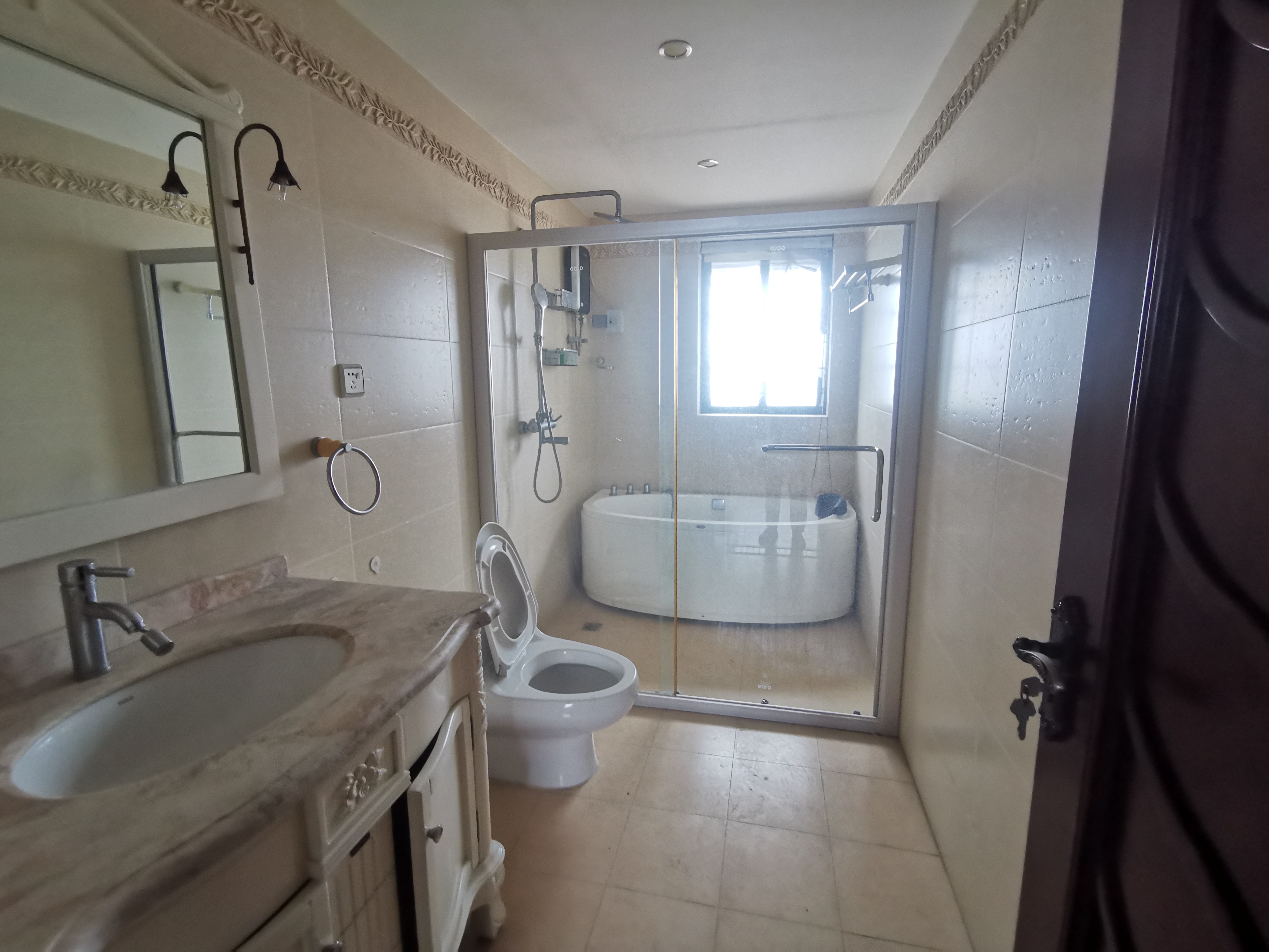 金城一品 5室2厅3卫 265.0万 金城一品 5室2厅3卫 265.0万客厅