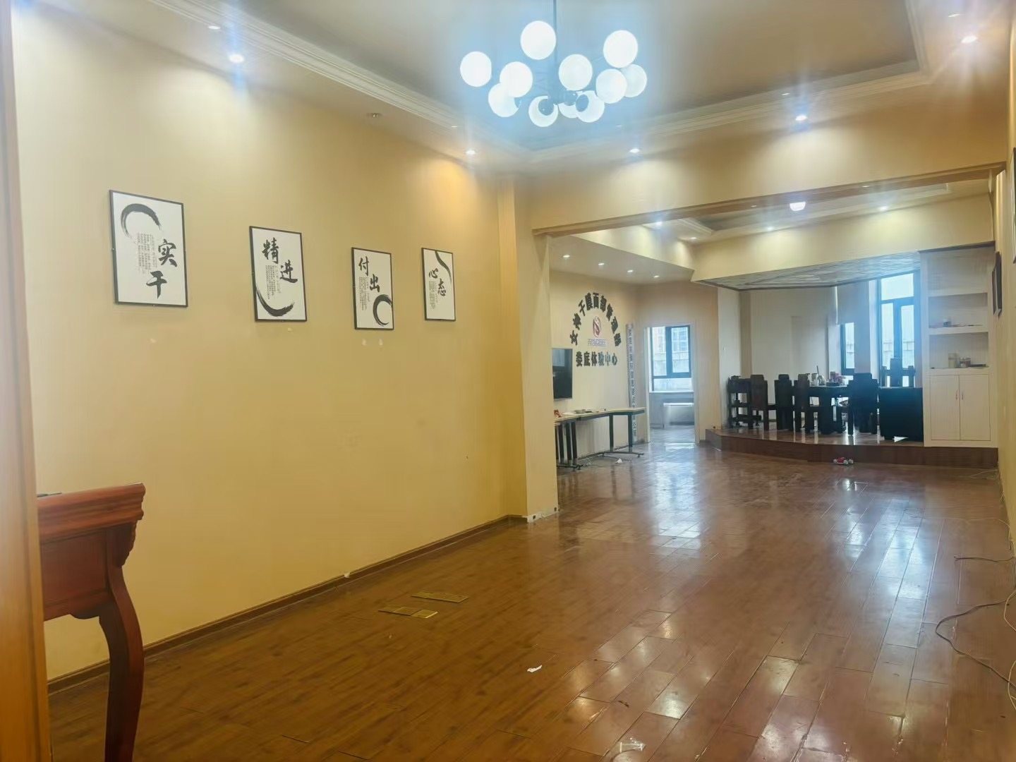 鸿星新天地  5室3厅1卫    4380.0元/月 鸿星新天地  5室3厅1卫    4380.0元/月室内图