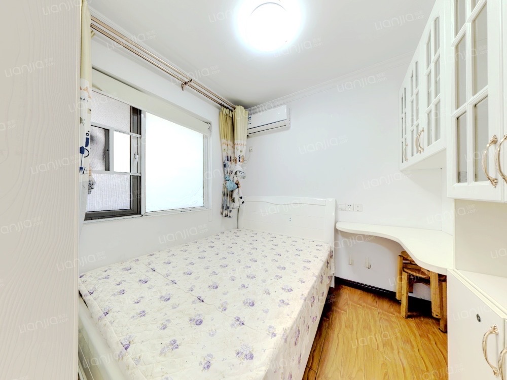 旭辉御府  3室2厅1卫   95.00万客厅