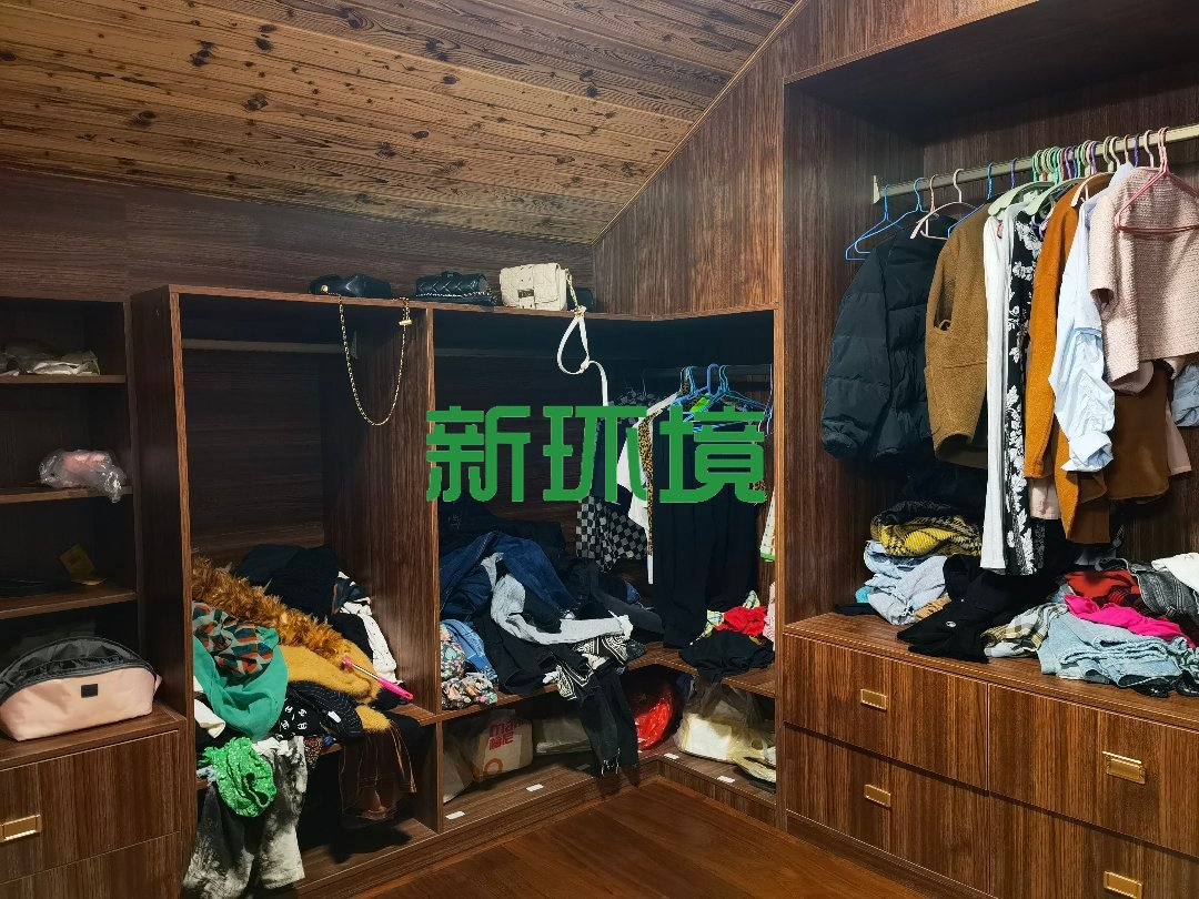 月亮湾三期  5室2厅3卫   138.00万客厅