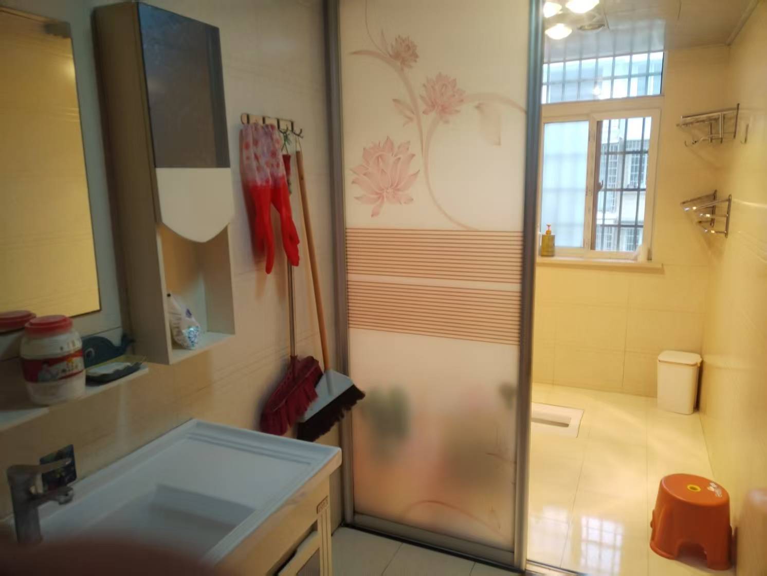 南坪安置小区  4室2厅2卫   1300.00元/月室内图