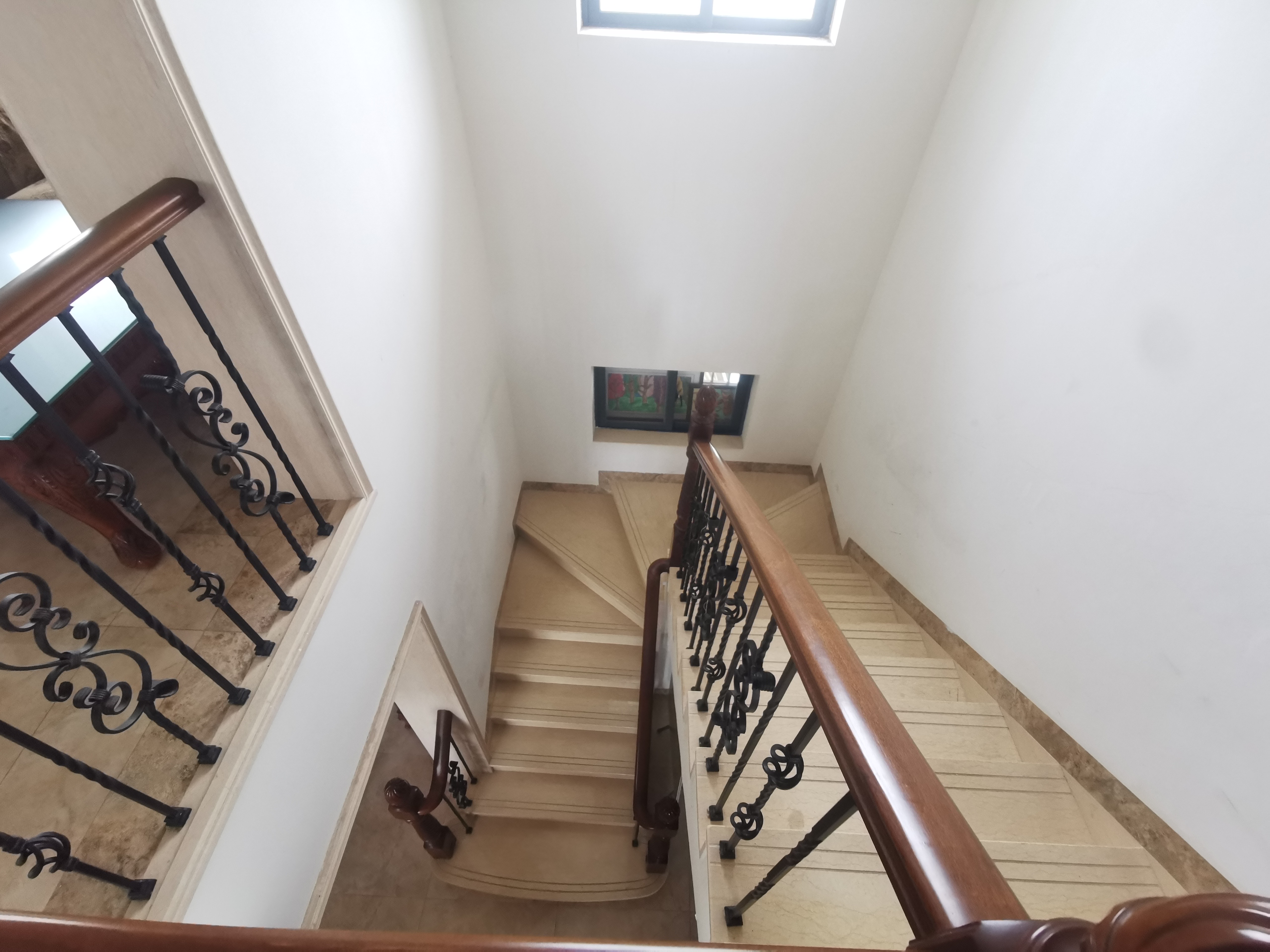 金城一品 5室2厅3卫 265.0万 金城一品 5室2厅3卫 265.0万客厅