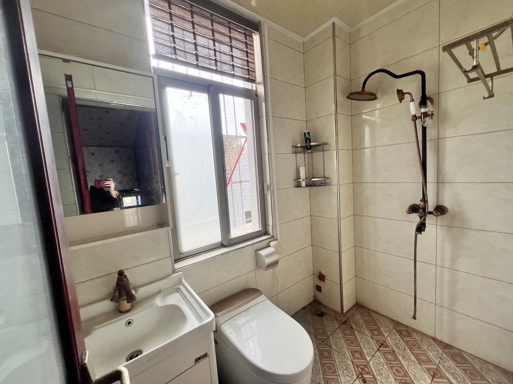 金牛新村 9室3厅4卫 350.0万 金牛新村 9室3厅4卫 350.0万客厅