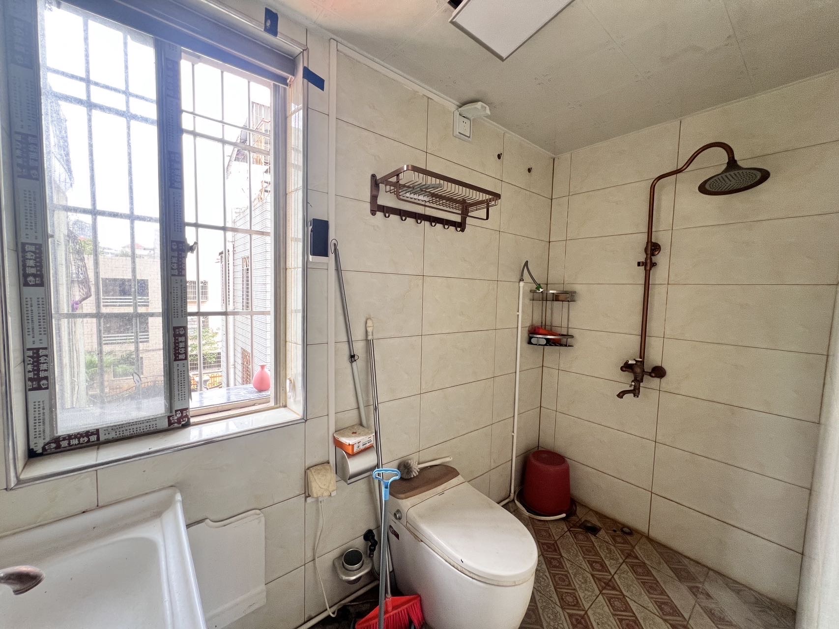 金牛新村 9室3厅4卫 350.0万 金牛新村 9室3厅4卫 350.0万客厅