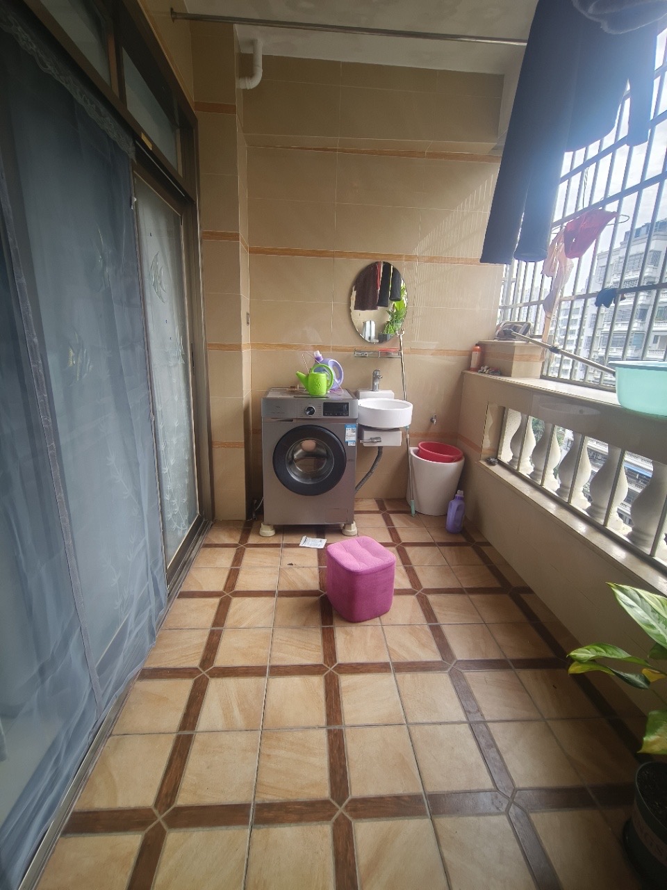 泰河阁小区(下洋路6号)  3室2厅2卫    178.0万客厅