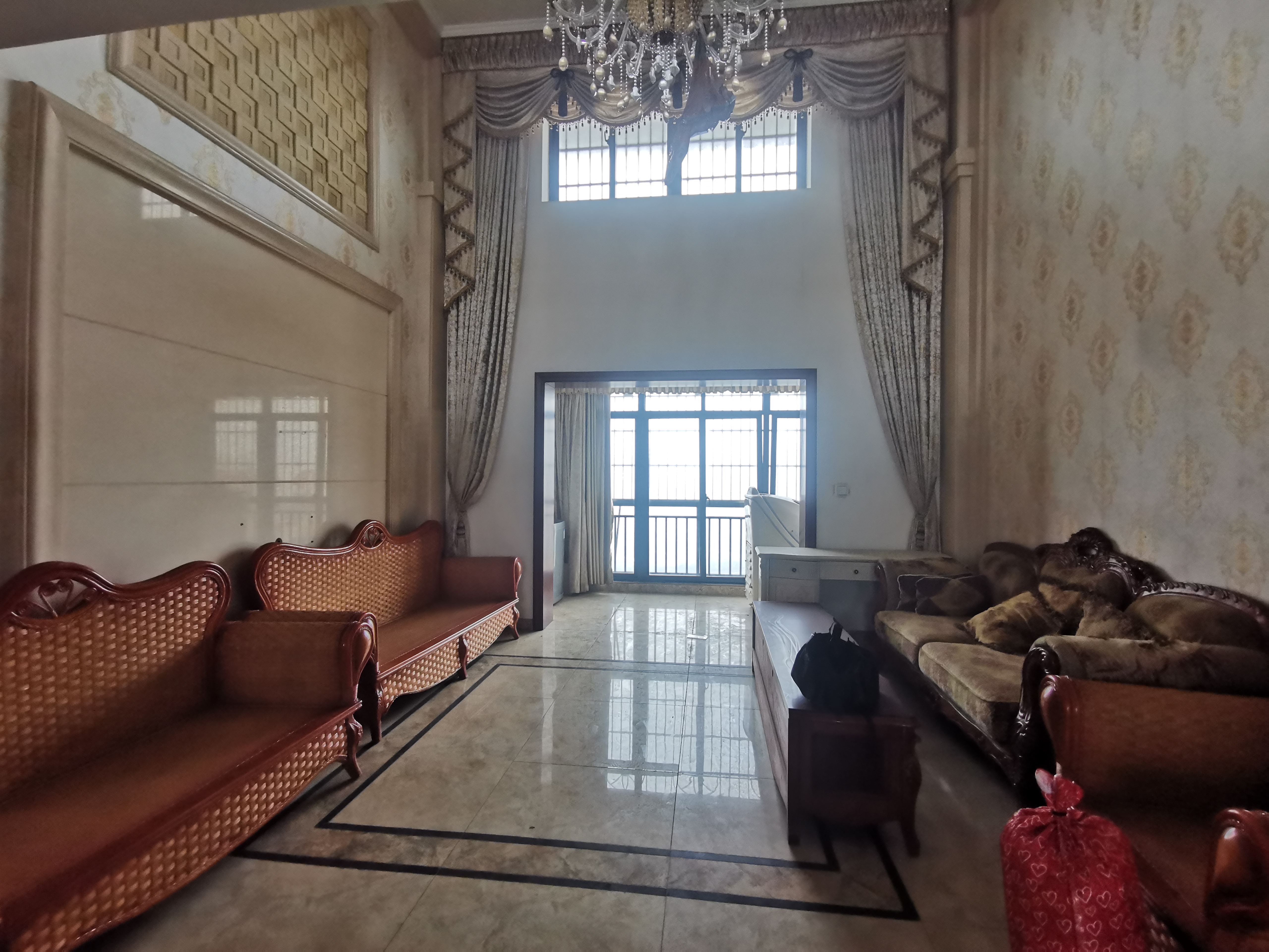 金城一品 5室2厅3卫 265.0万 金城一品 5室2厅3卫 265.0万客厅