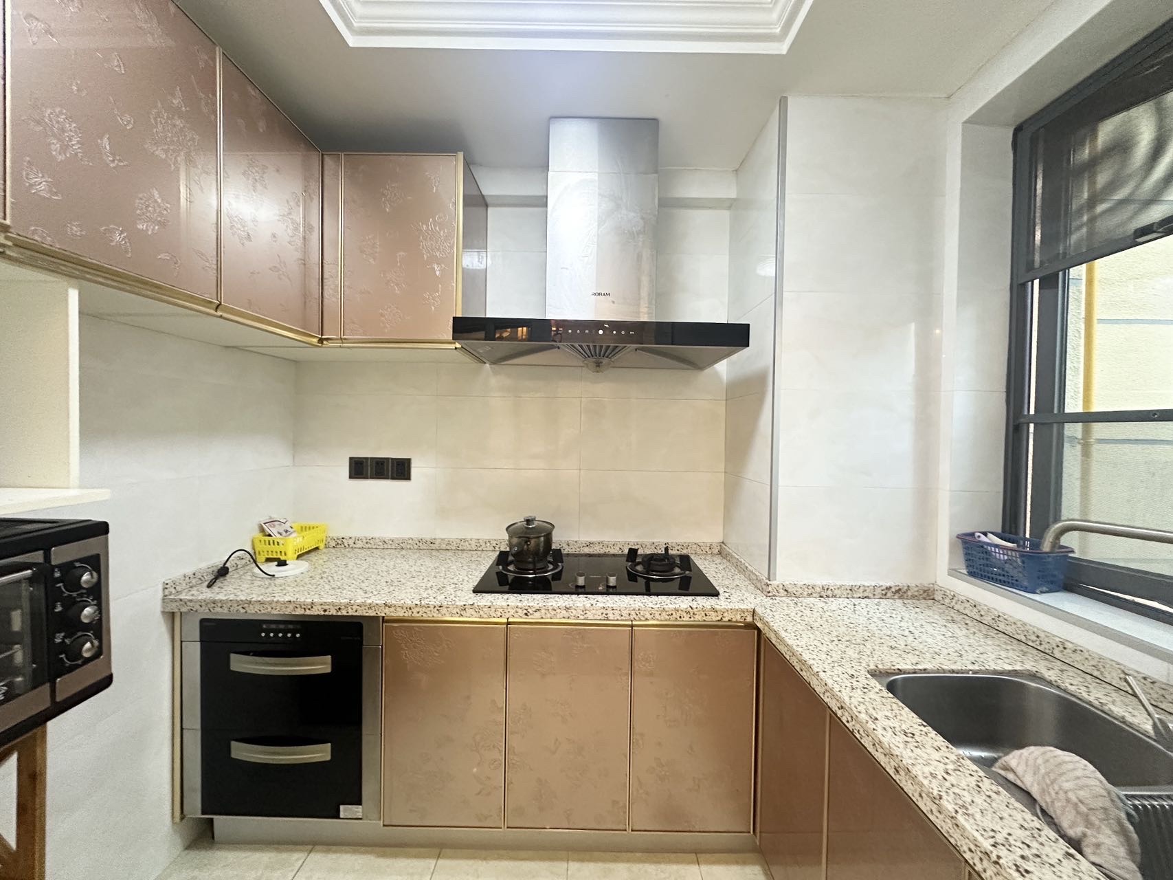 国兴城(B区) 3室2厅2卫 251.0万 国兴城(B区) 3室2厅2卫 251.0万客厅