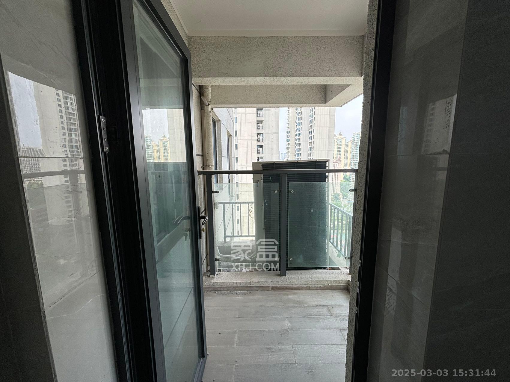 绿地长沙城际空间站(绿地新里佳苑)  5室2厅2卫    5000.0元/月 绿地长沙城际空间站(绿地新里佳苑)  5室2厅2卫    5000.0元/月室内图