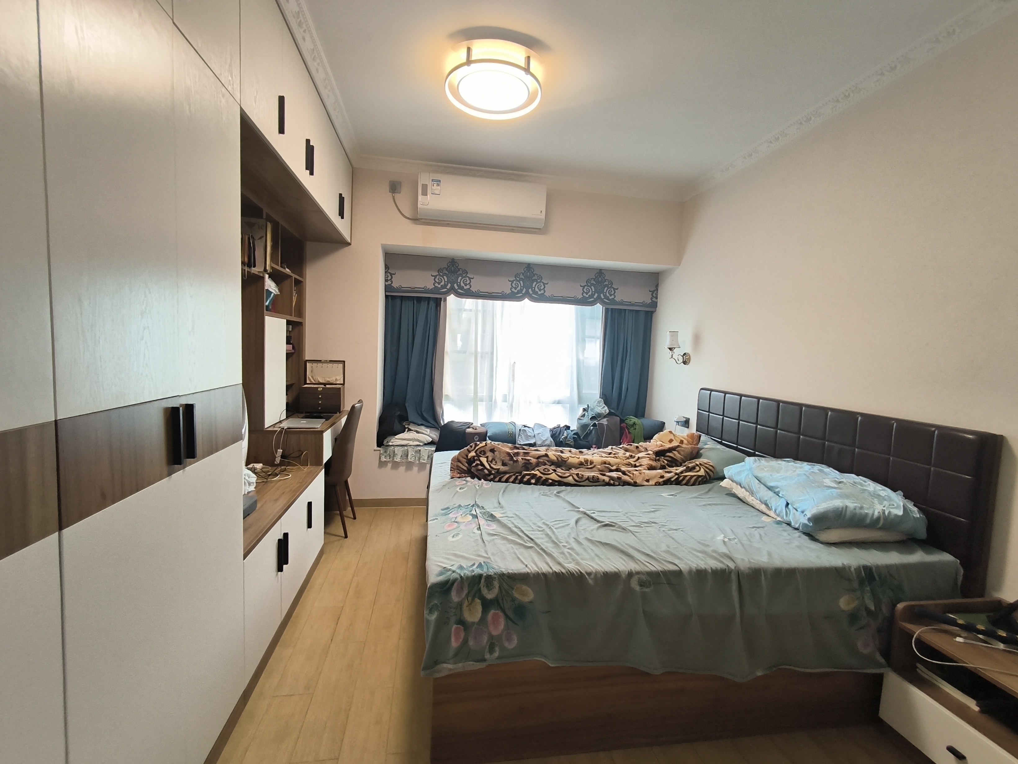 碧桂园一、二期(中央首府) 4室2厅2卫 205.0万 碧桂园一、二期(中央首府) 4室2厅2卫 205.0万客厅