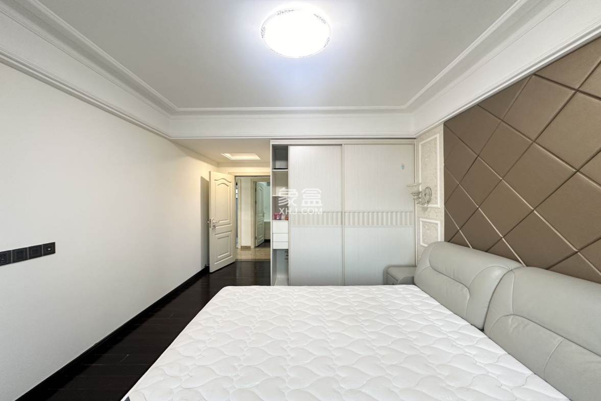 国兴城(B区) 3室2厅2卫 251.0万 国兴城(B区) 3室2厅2卫 251.0万客厅