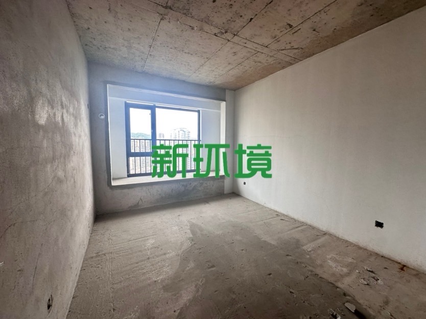 江与城  4室2厅2卫   120.00万客厅