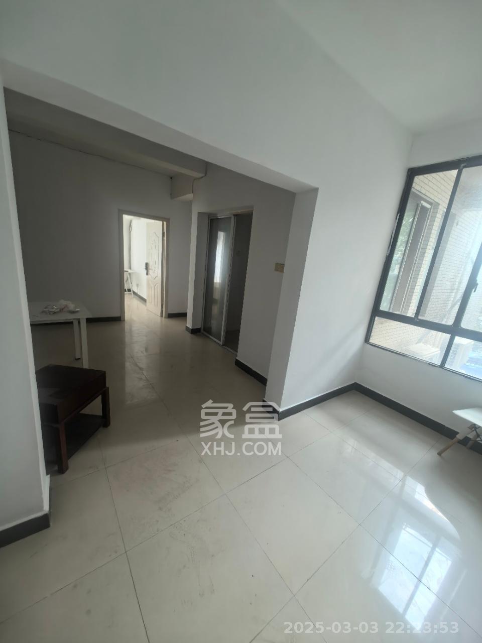 华银天际 1室2厅1卫 2400.0元/月 华银天际 1室2厅1卫 2400.0元/月室内图