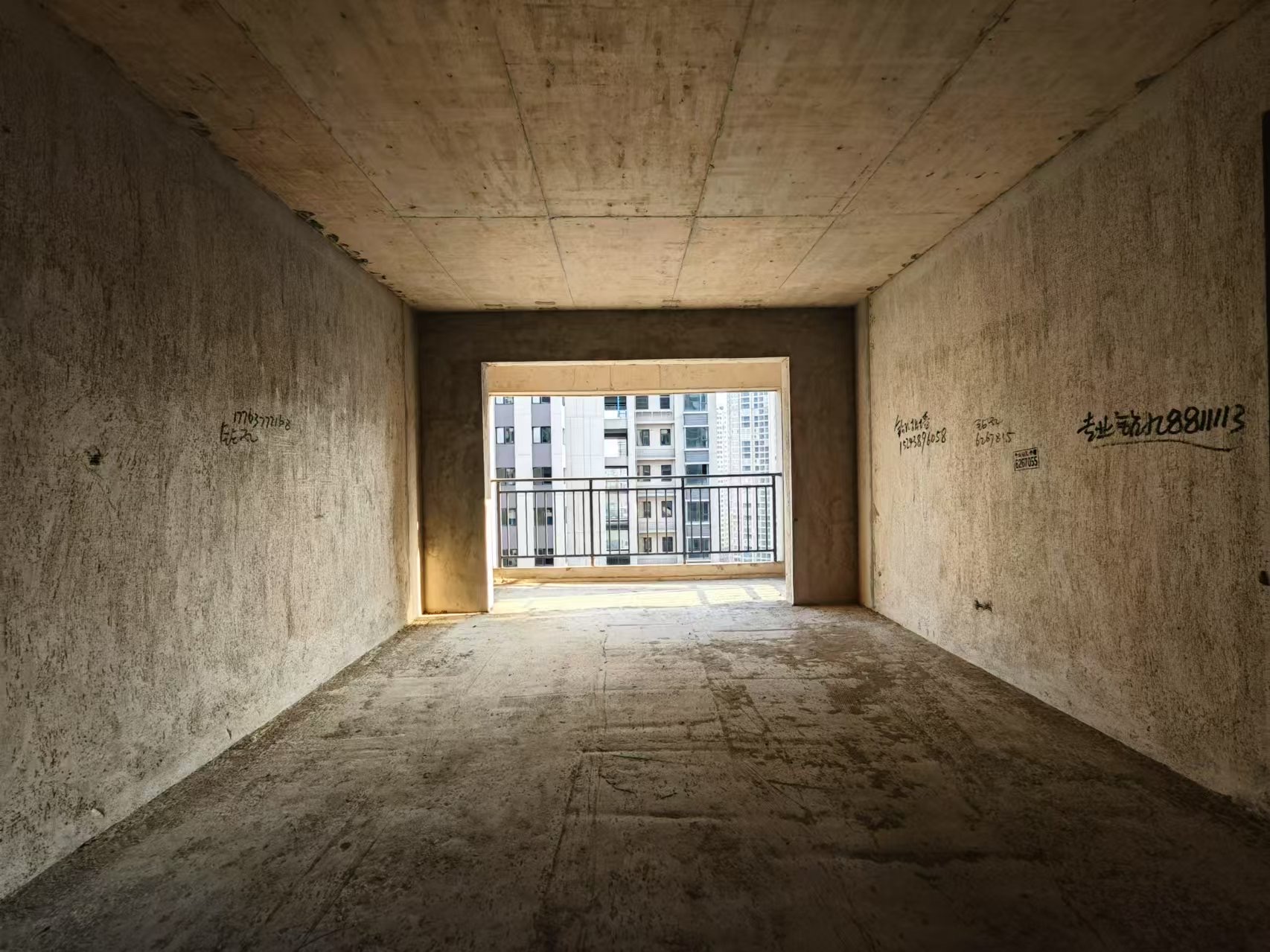 水域中央 4室2厅2卫 65.0万 水域中央 4室2厅2卫 65.0万客厅