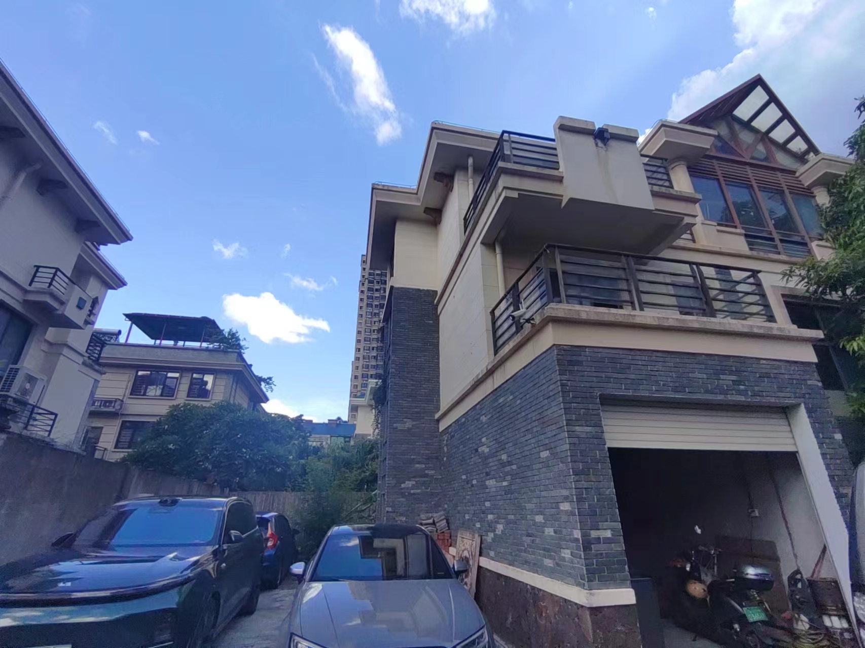 芒果树 6室3厅4卫 850.0万 芒果树 6室3厅4卫 850.0万客厅