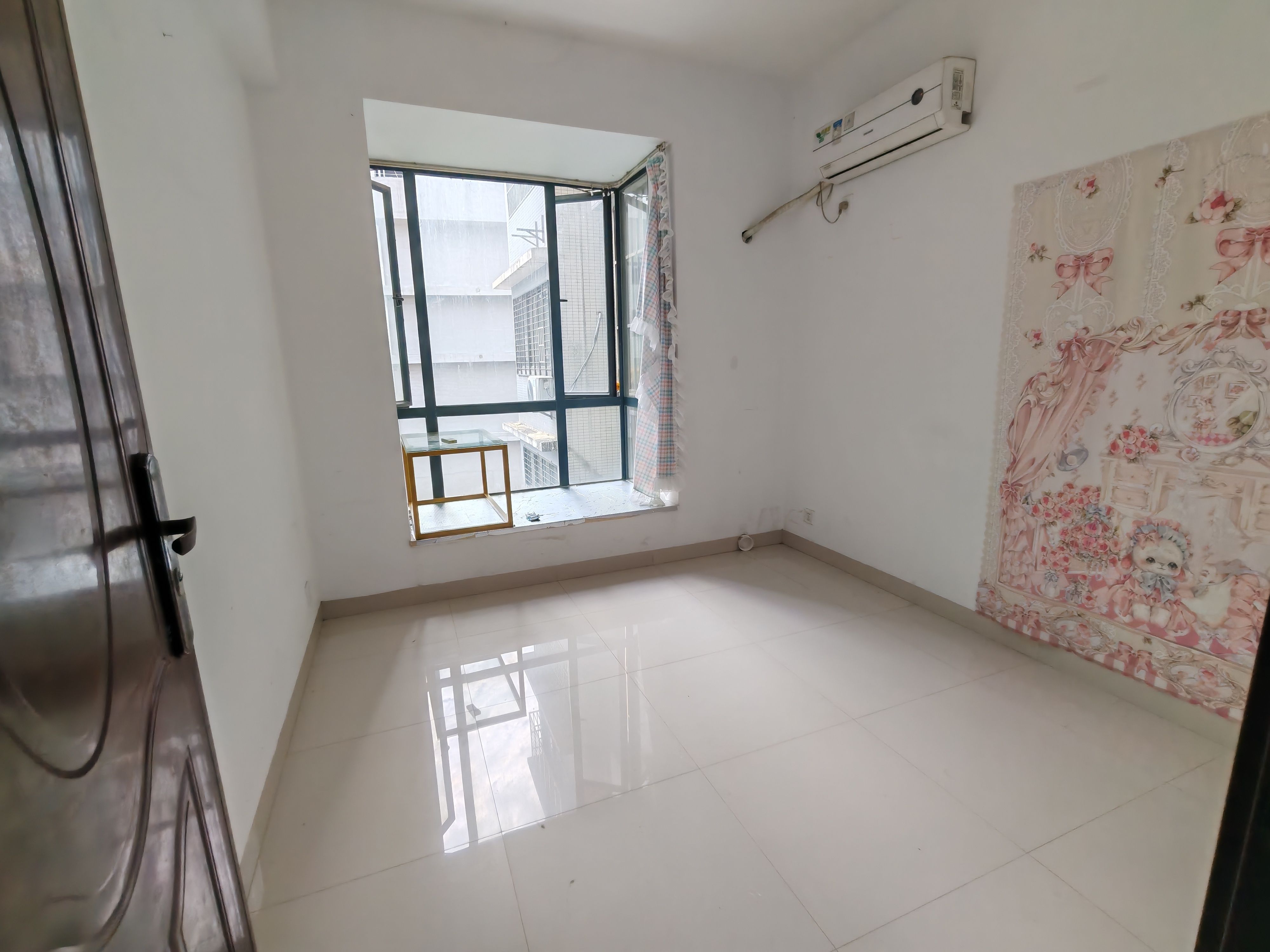 玉龙湾 4室2厅2卫 2500.0元/月 玉龙湾 4室2厅2卫 2500.0元/月室内图