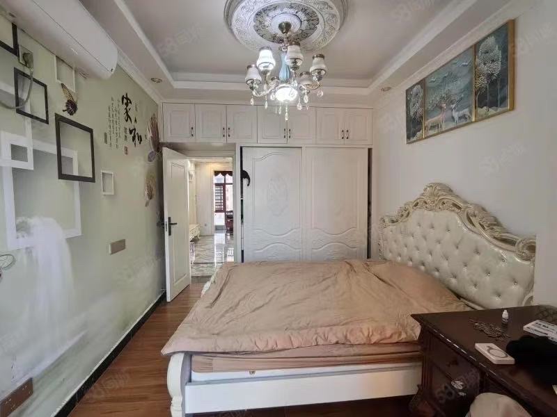 众一桂府 4室2厅1卫 95.0万 众一桂府 4室2厅1卫 95.0万客厅