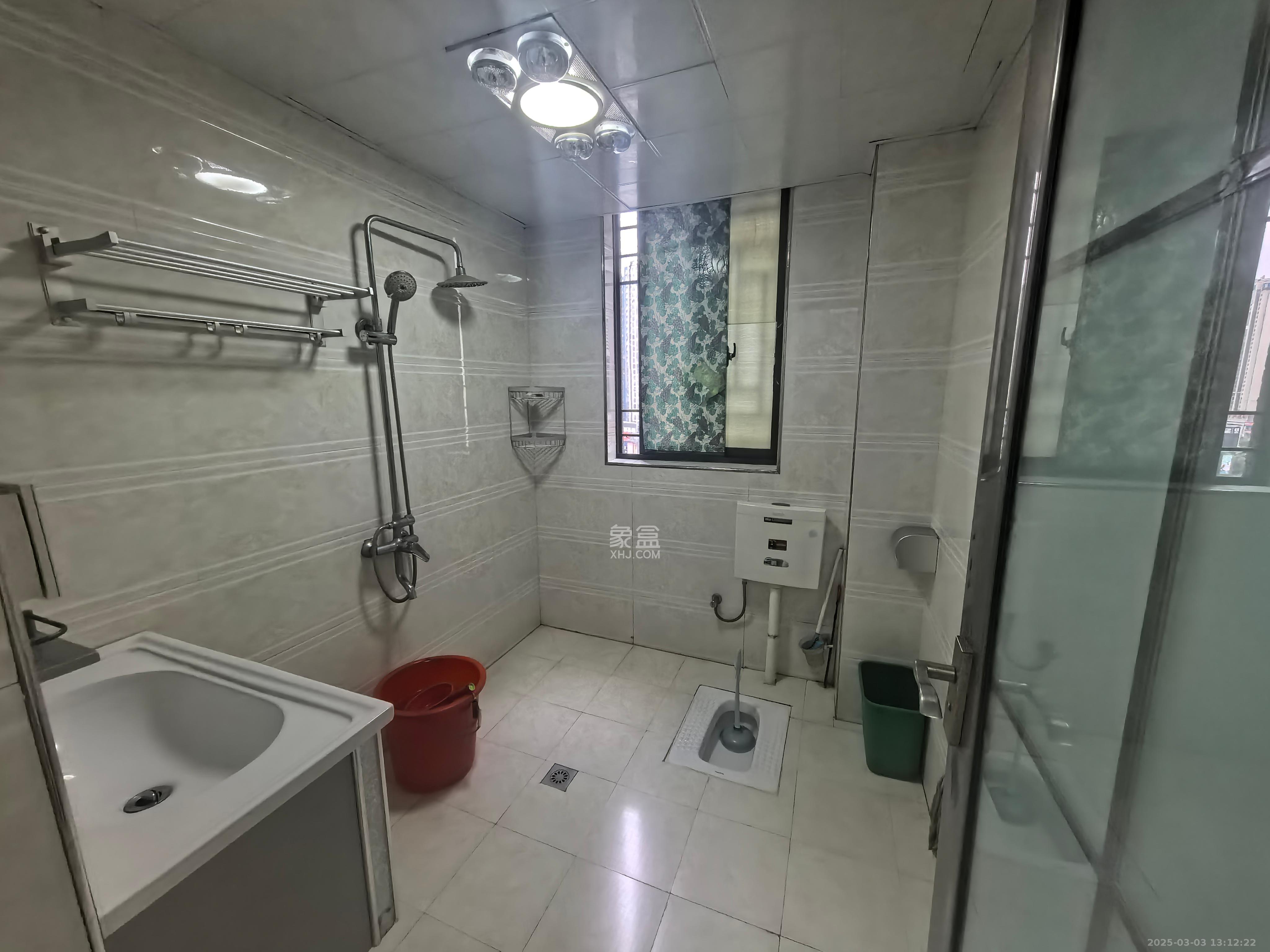 名家翡翠花园  3室2厅1卫    2000.0元/月 名家翡翠花园  3室2厅1卫    2000.0元/月室内图