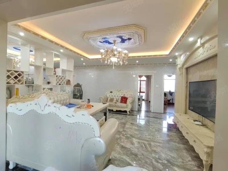 众一桂府 4室2厅1卫 95.0万 众一桂府 4室2厅1卫 95.0万客厅